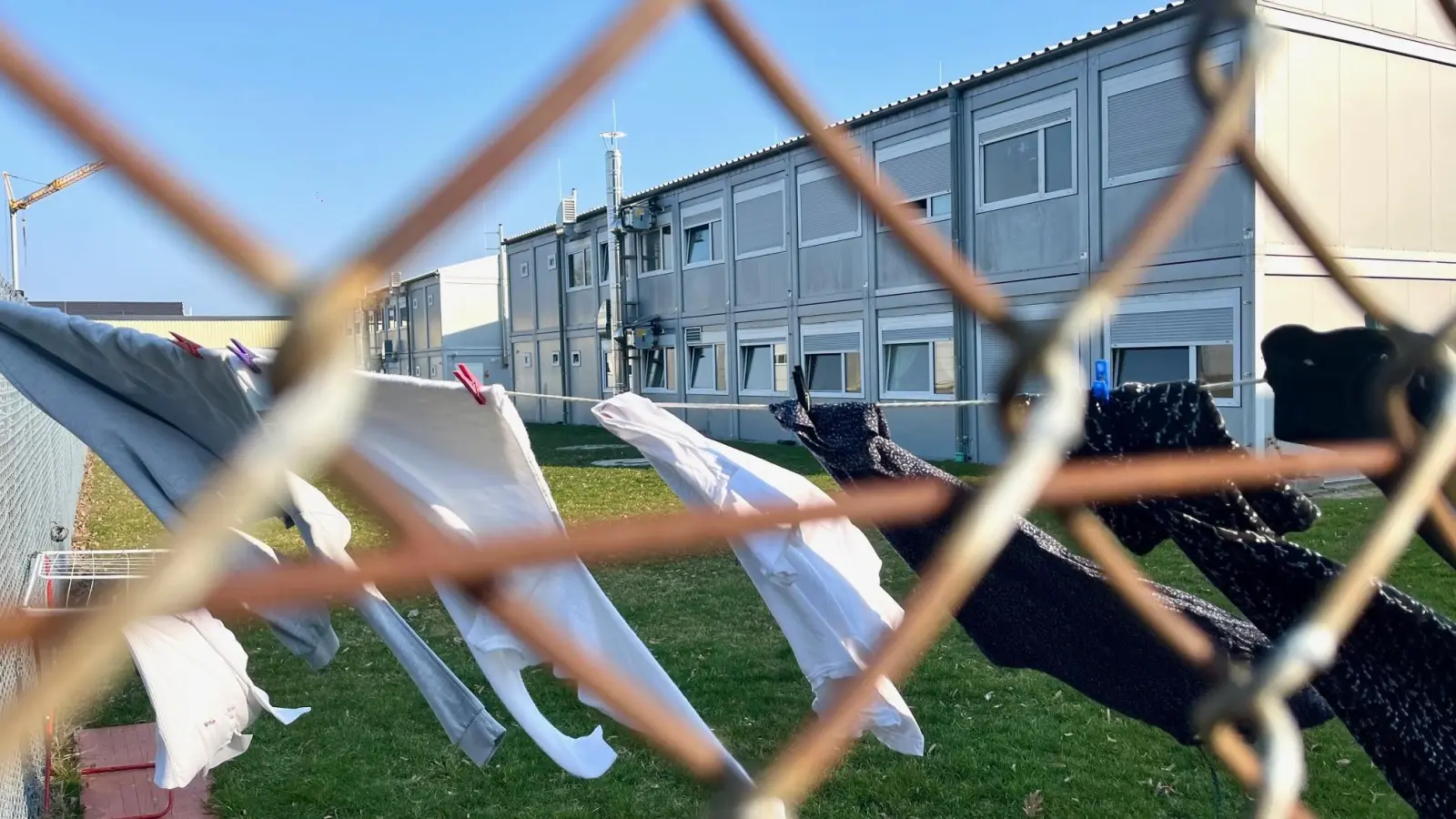 Noch trocknet im Camp Pitman in Weiden Wäsche im Wind, doch die Gemeinschaftsunterkunft, in der unter anderem Asylsuchende untergebracht sind, muss geräumt werden.  (Bild: Gabi Schönberger)