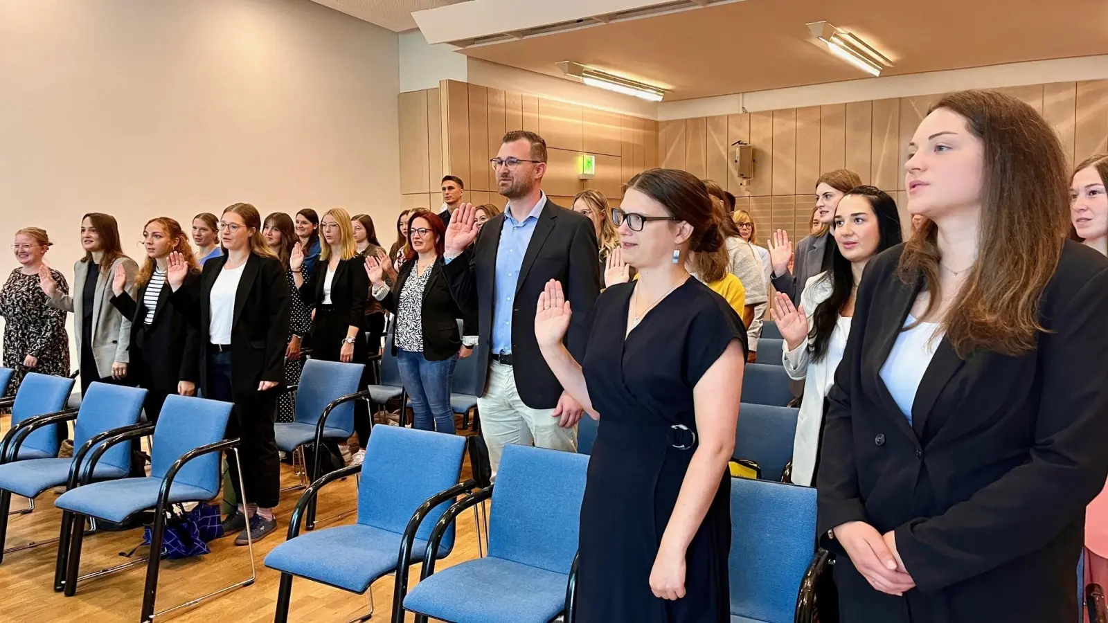 Die Lehramtsanwärter werden von Bürgermeister Lothar Höher und Landrat Andreas Meier vereidigt.  (Bild: Gabi Schönberger)