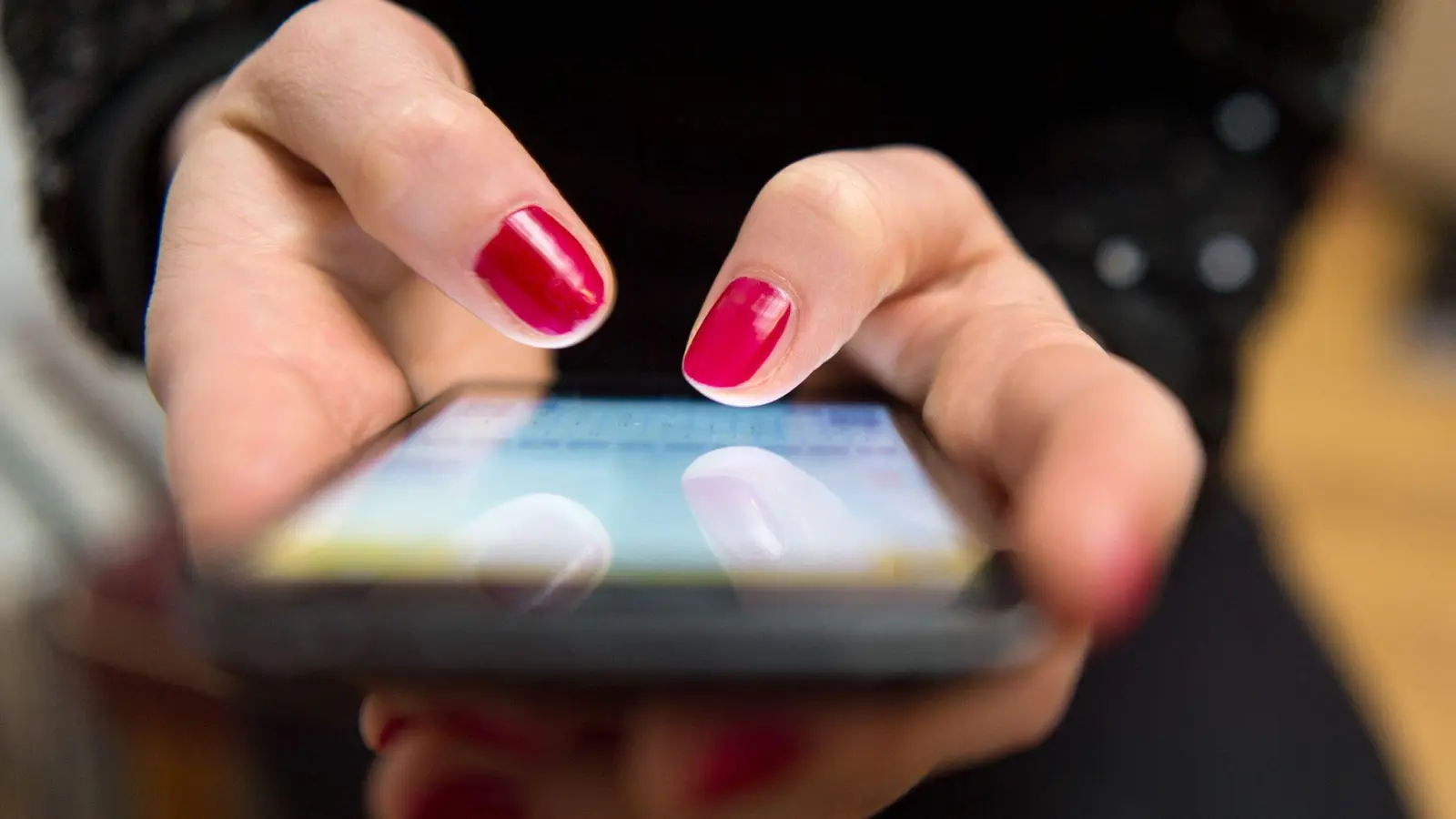 Am Smartphone verbringen Menschen in Deutschland einer Untersuchung zufolge mehrere Stunden am Tag. (Bild: Sebastian Gollnow/dpa)