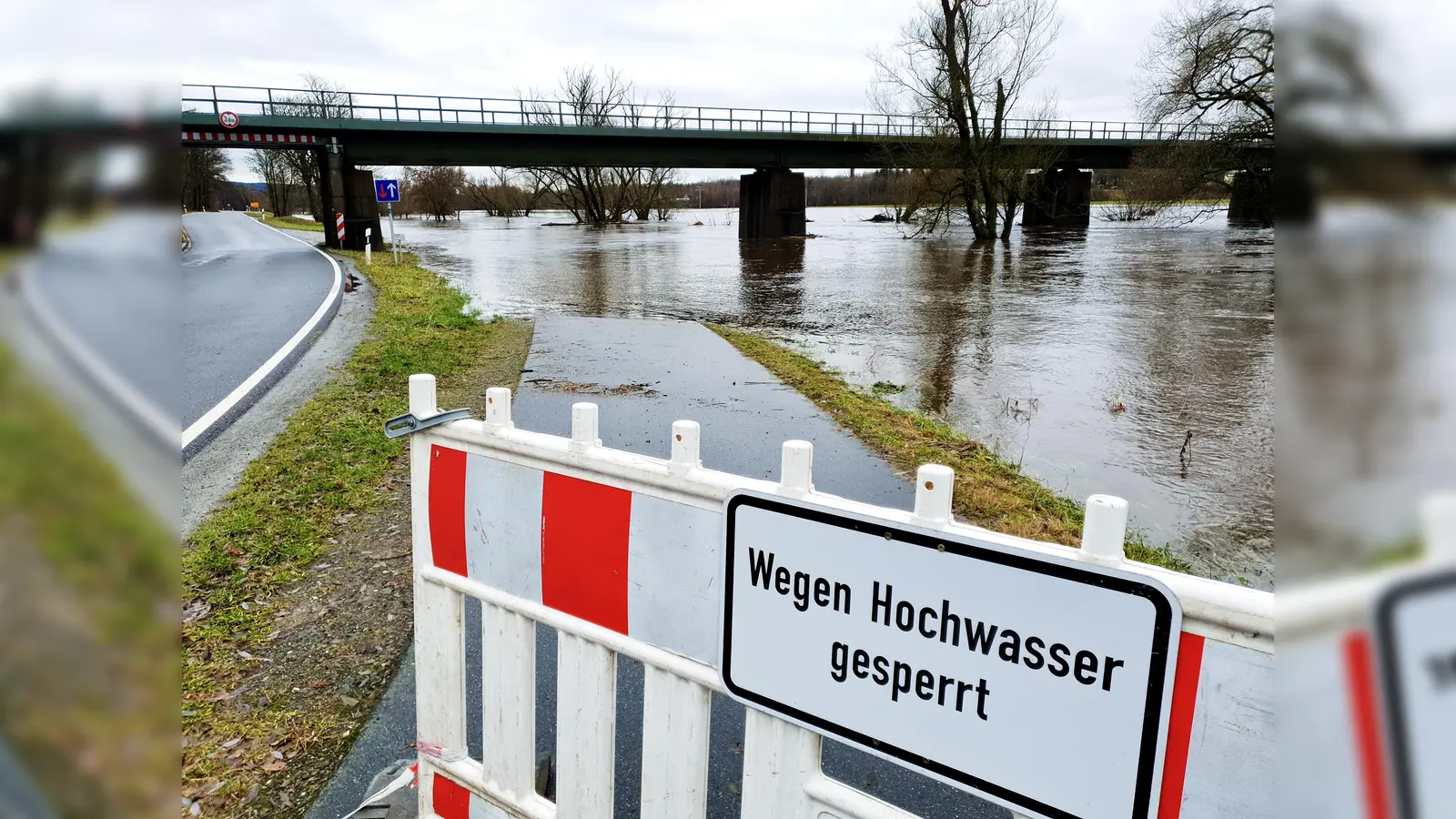 Der Rad- und Fußweg von Neustadt/WN Richtung Hammerharlesberg ist wegen Hochwasser gesperrt. (Bild: Lowak)