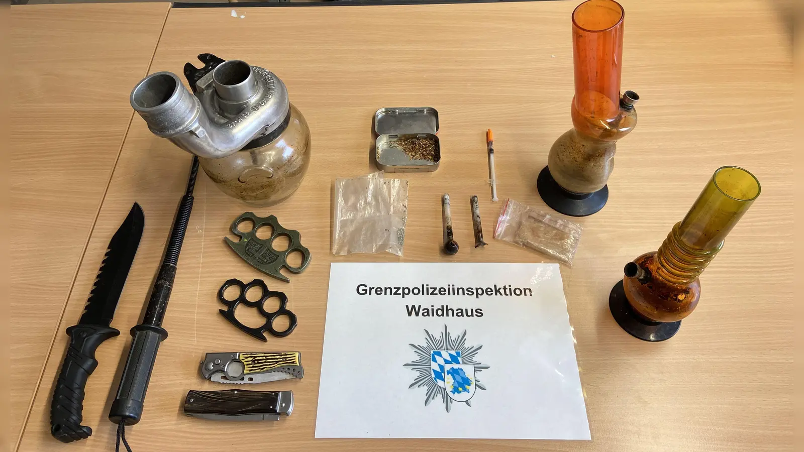 Diese Waffen, Drogen und Rauschgiftutensilien fand die Grenzpolizei bei einem 44-jährigen Reisenden. (Bild: GPI Waidhaus)