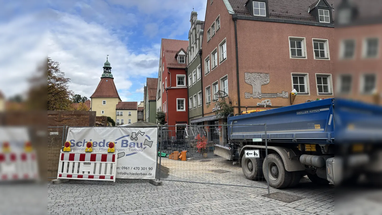 Absperrgitter, Bagger und Bauschutt bestimmen seit Montag, 6. Oktober, das Bild am Unteren Markt. (Bild: mcl)