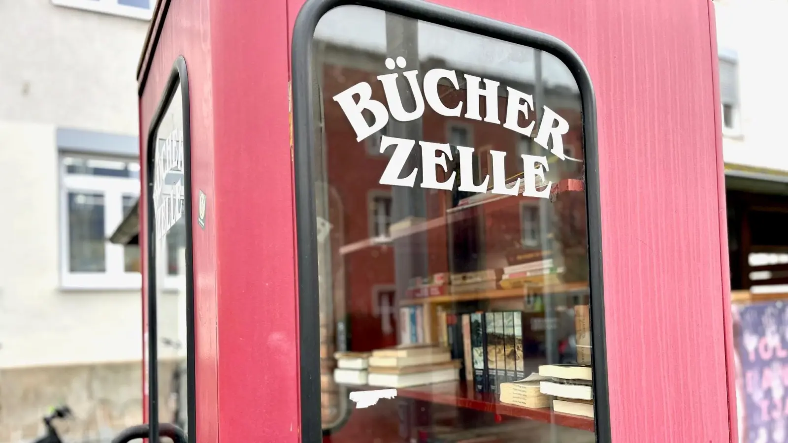 Der öffentliche Bücherschrank an der VHS in Weiden. (Bild: Gabi Schönberger)