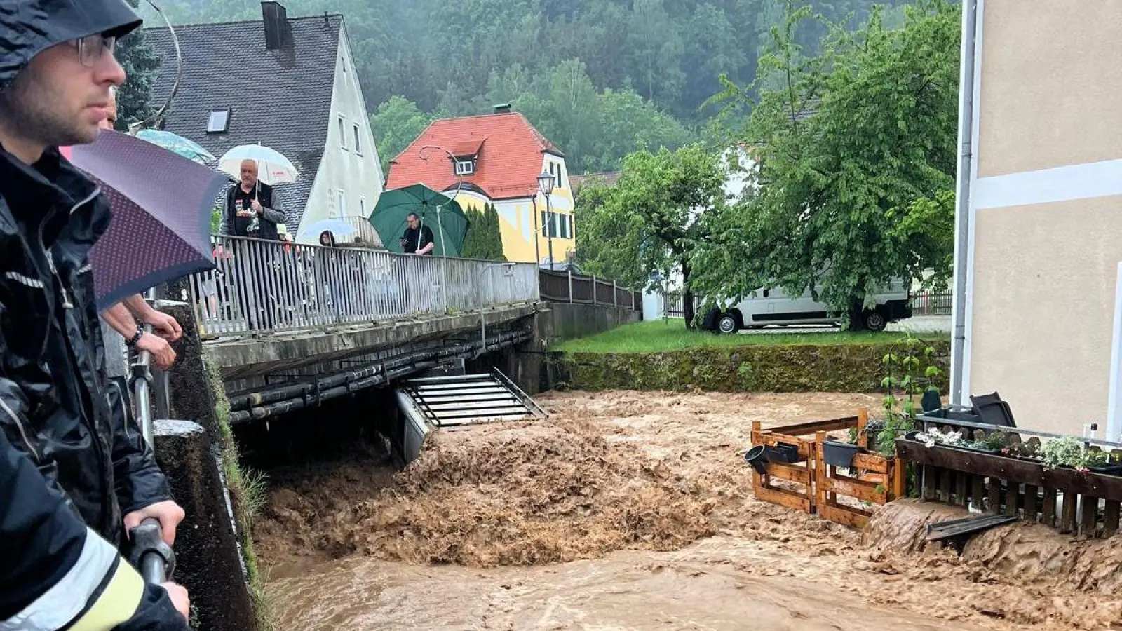 In Kastl (Landkreis Amberg-Sulzbach) verwandelte der Starkregen die Lauterach am Dienstagabend in einen reißenden Strom. (Bild: Stefan Braun)