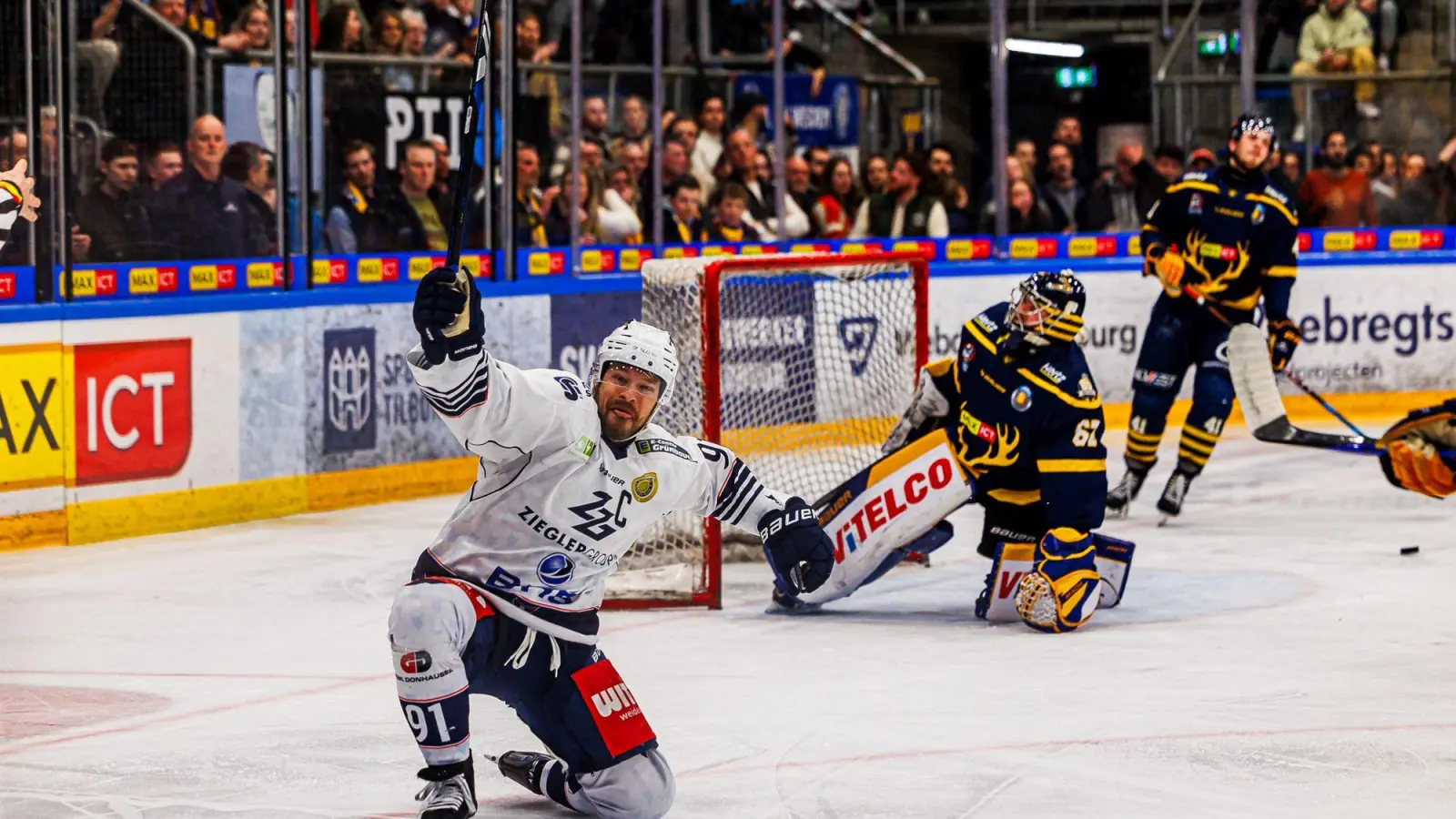 Der Weidener Kapitän Dennis Thielsch bejubelt seinen Treffer zum zwischenzeitlichen 2:1. Die Blue Devils gewannen am Freitag bei den Tilburg Trappers mit 5:2 und feierten damit den dritten Sieg in der „Best-of-7”-Halbfinalserie. (Bild: Werner Moller)