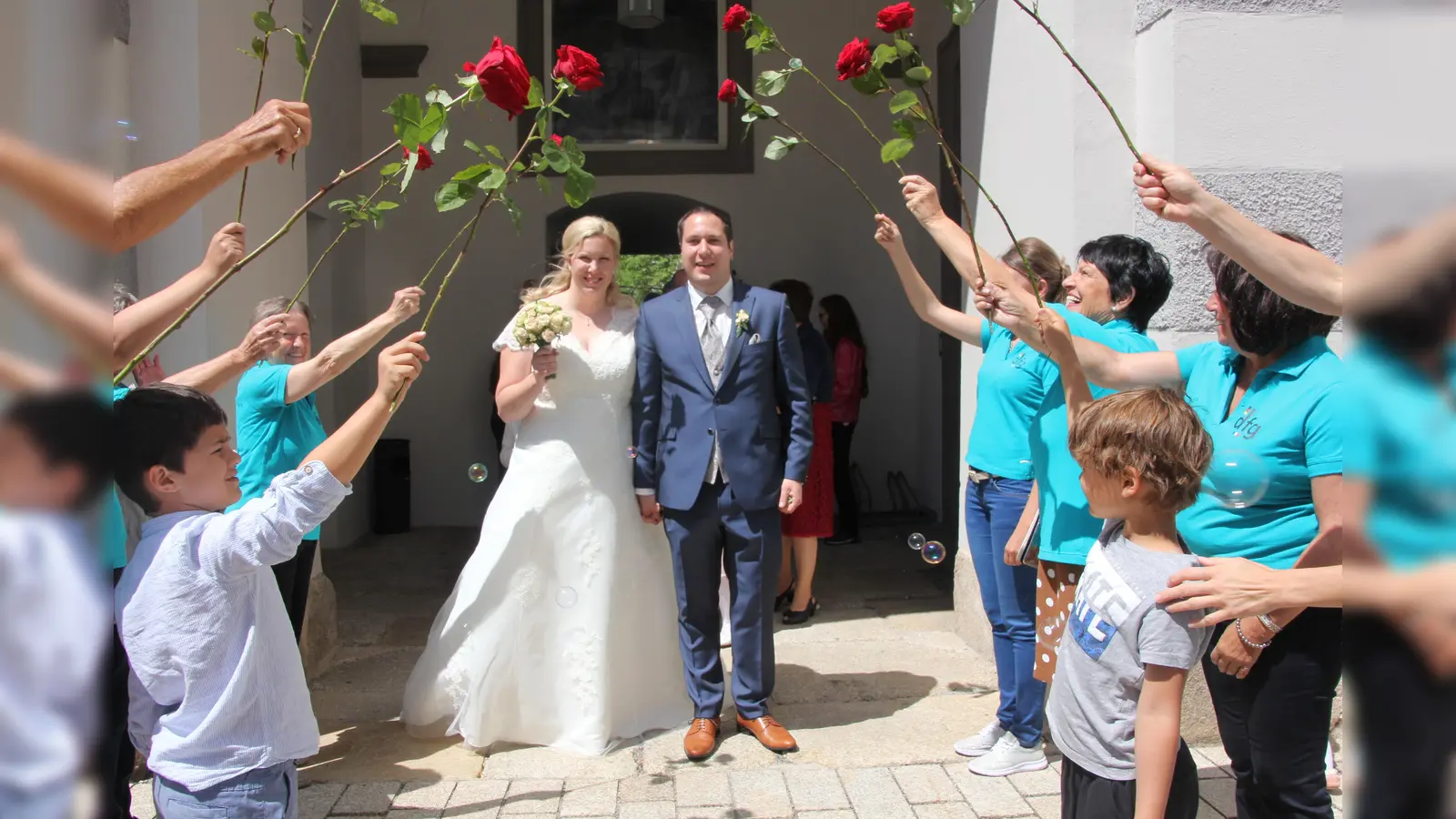 Auf Katja und Stefan Peterhans wartete ein langes Ehrenspalier. (Bild: kro)