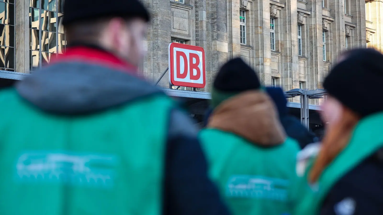 Im Tarifkonflikt ist der GDL eine Arbeitszeitreduzierung für Schichtarbeiter besonders wichtig: von 38 auf 35 Stunden pro Woche bei vollem Lohnausgleich. Die Forderung hält die Bahn für unerfüllbar. (Bild: Jan Woitas/dpa)