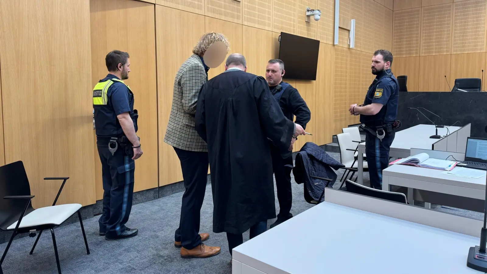 Damit hat der Angeklagte wahrscheinlich nicht gerechnet: Am ersten Verhandlungstag im Prozess um ein gefälschtes Testament am Landgericht Weiden, schickt Richter Markus Fillinger den Mann in Untersuchungshaft. (Bild: Stefanie Tretter)
