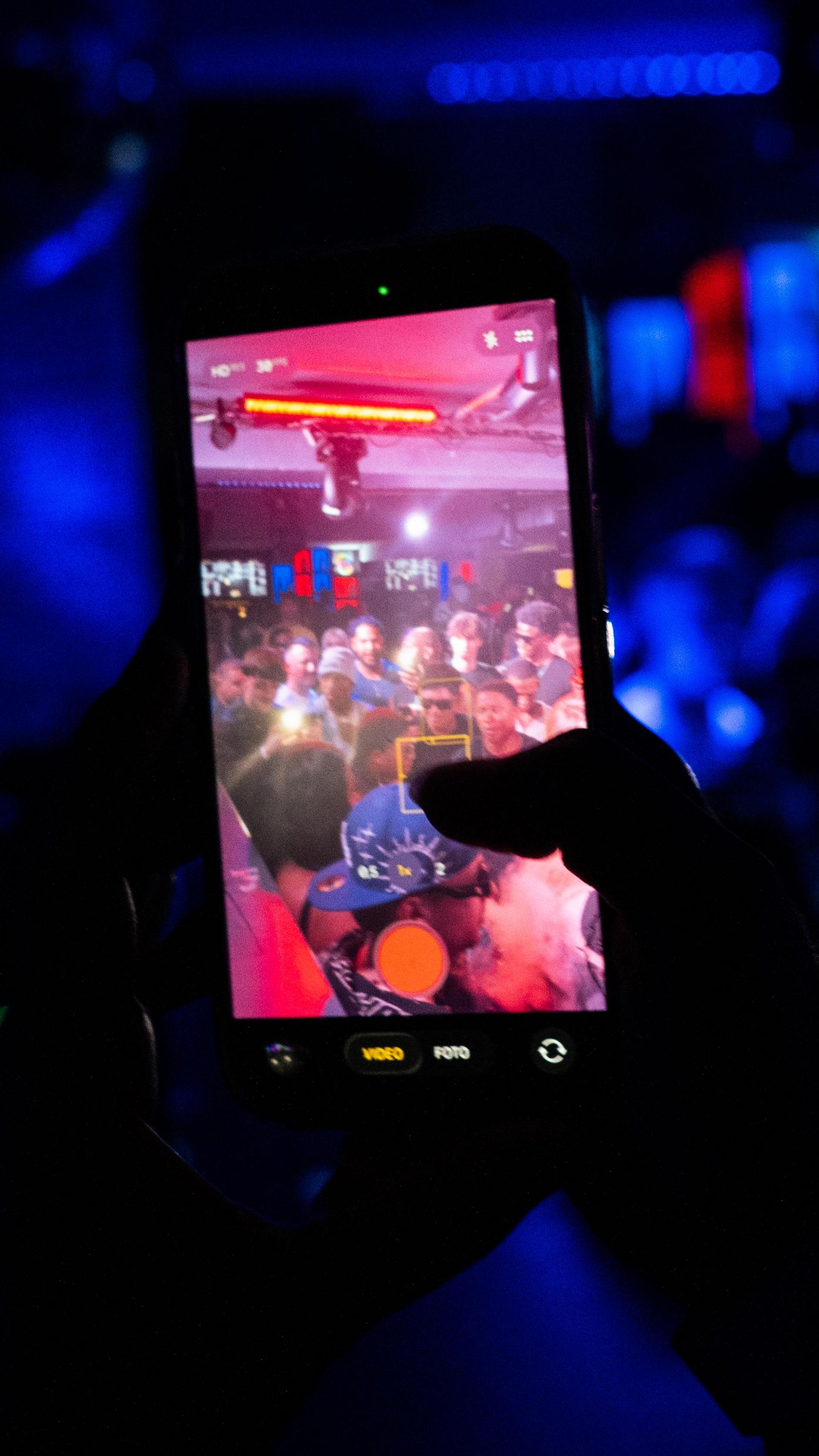 So sieht eine gelungene Partynacht durch die Handykamera aus. (Bild: Hannes Stock)