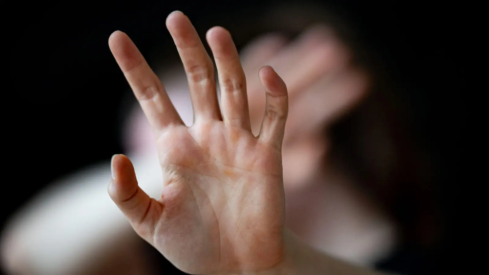 Die Aktionswochen zum Orange Day 2025 wollen auf Gewalt an Frauen aufmerksam machen. (Symbolbild: Fabian Sommer/dpa)