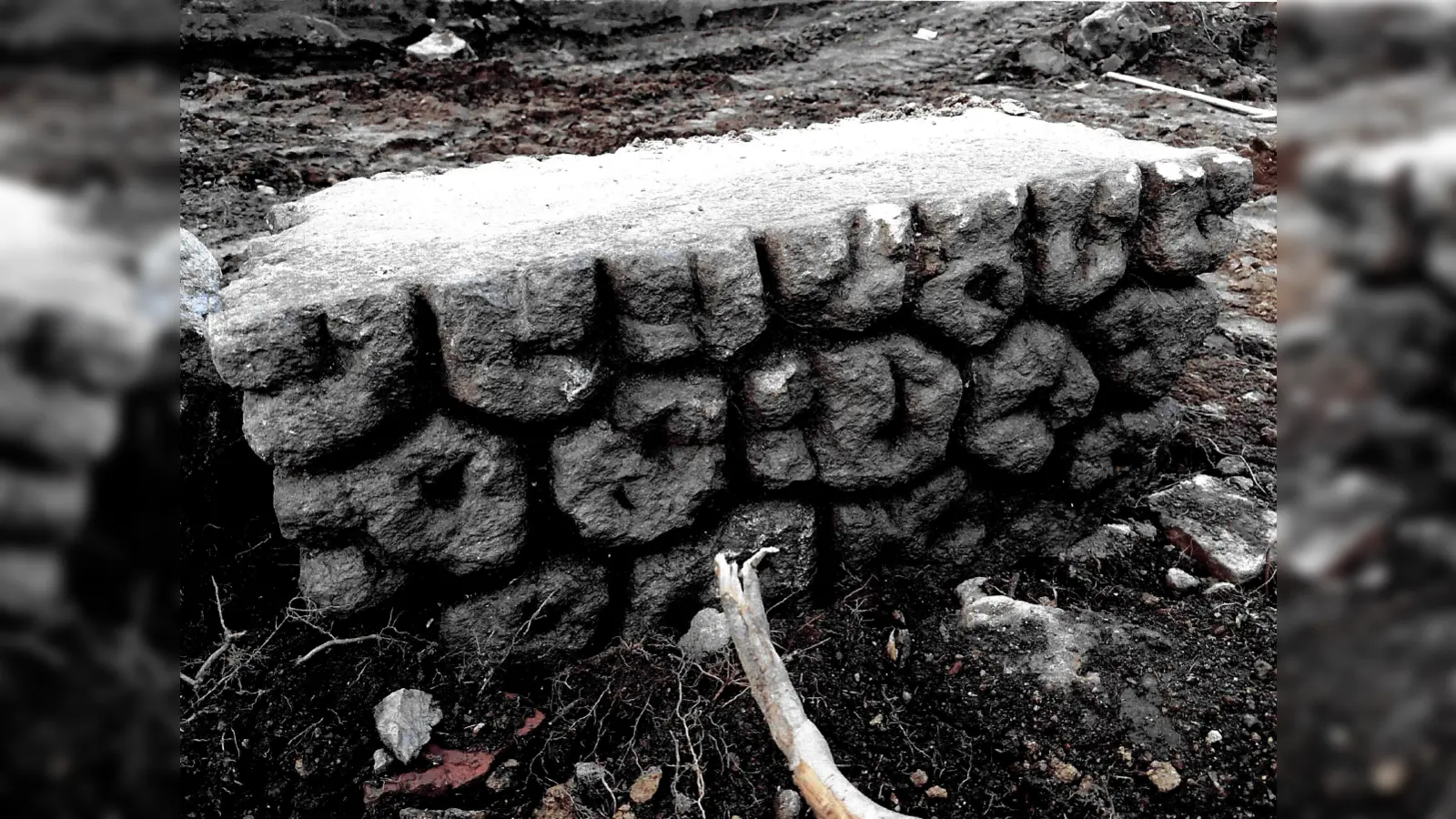 So sieht der bei Erdarbeiten aufgetauchte mögliche Grabstein aus.  (Bild: Markt Tännesberg/exb)