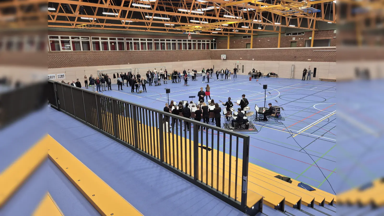 Ein Blick von der neuen Tribüne hinunter in die Halle. Deutlich sind die neuen, hellen Prallschutzwände aus Birkensperrholz zu erkennen. (Bild: Lowak)