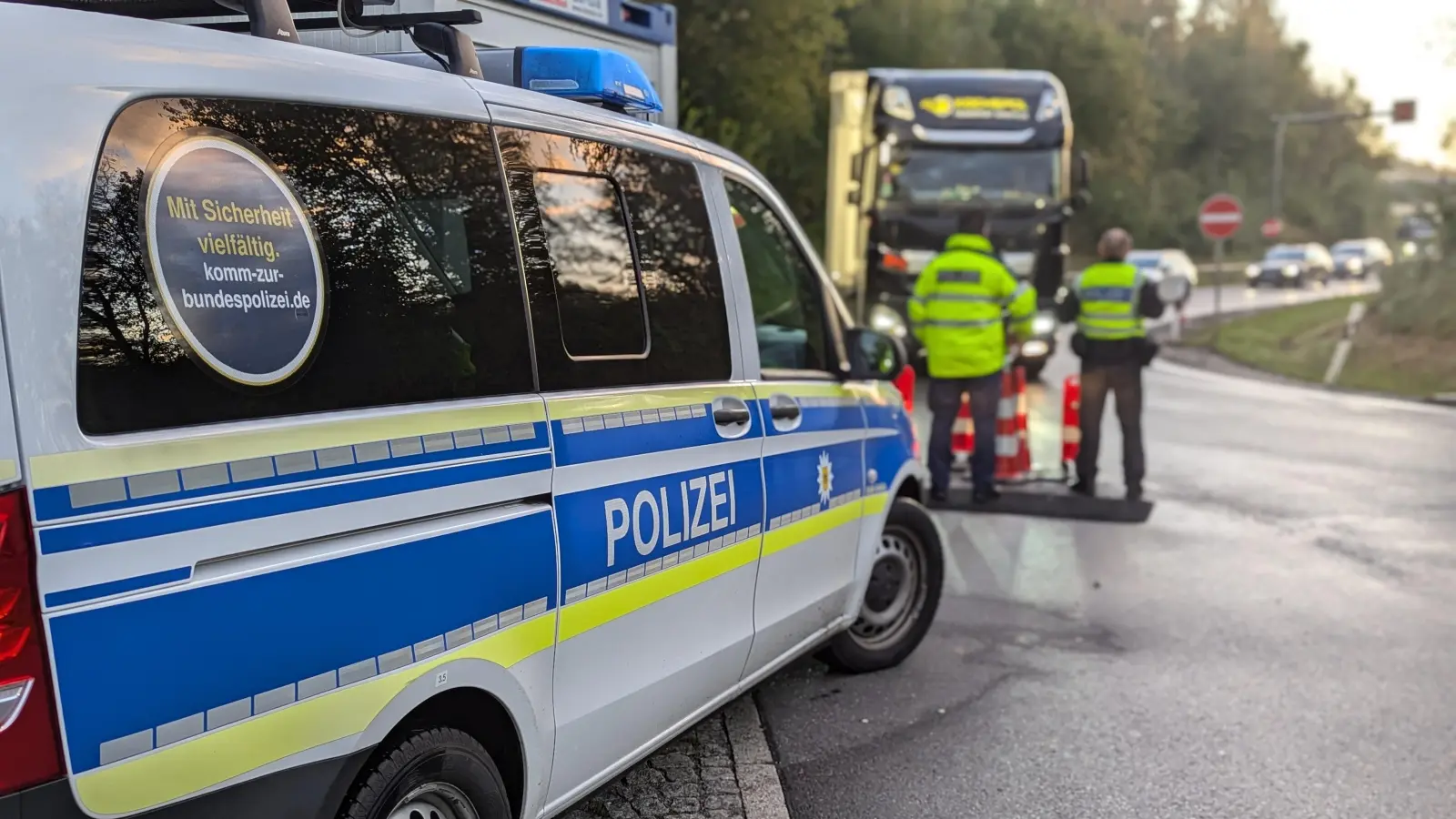 Die Bundespolizei hat zwischen 20. und 22. Juni bei Waidhaus mehrere Straftäter festgenommen, illegale Waffen sichergestellt und unerlaubte Einreisen verhindert.  (Symbolbild: Bundespolizei/exb)