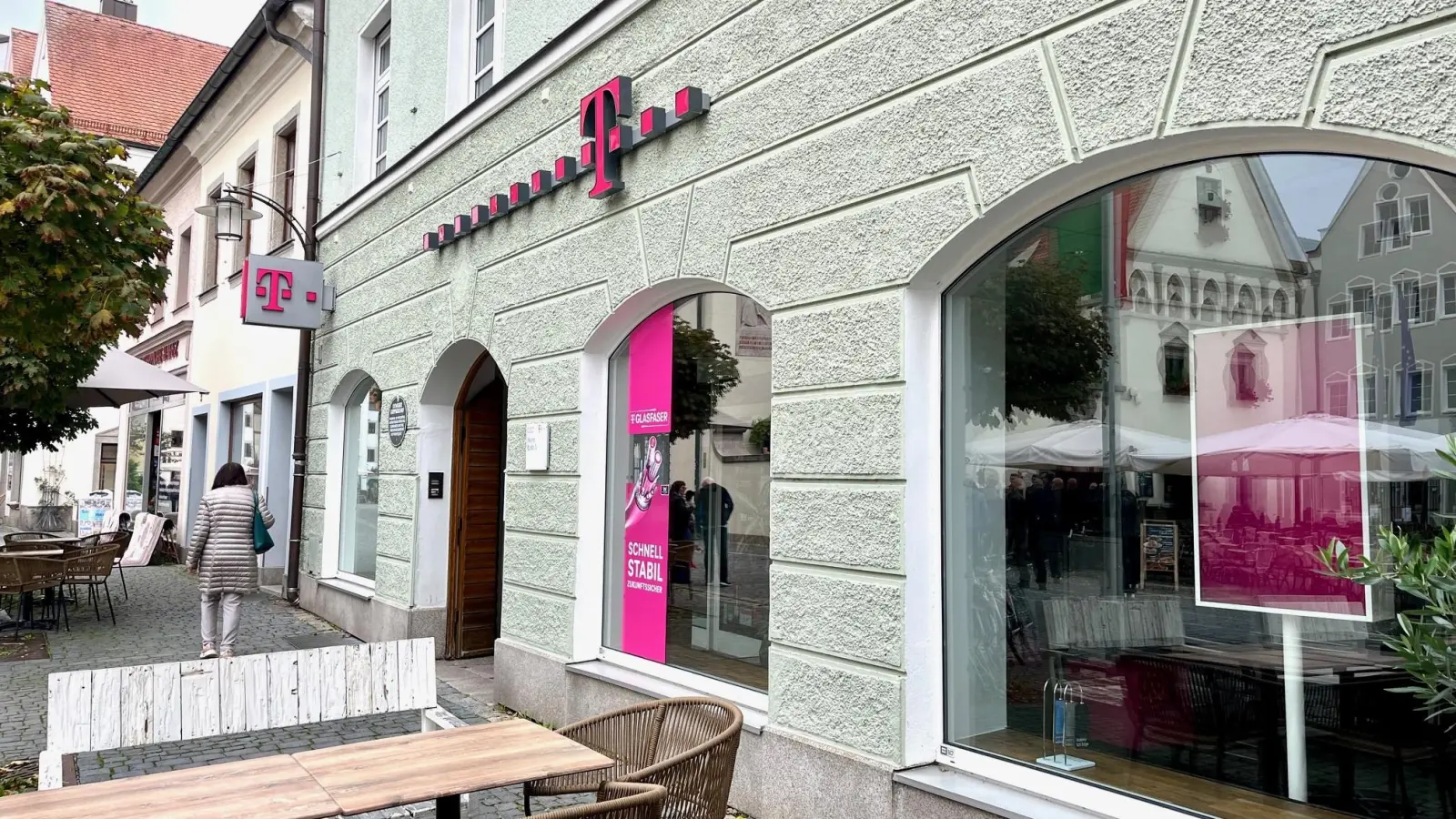 Dunkel und verlassen – am vergangenen Freitag ist der Telekom-Shop am Oberen Markt in Weiden für einen Tag geschlossen. Ein Zettel an der Eingangstür verweist auf die Filiale in der Max-Reger-Halle aus. Nach dem 30. November verschwindet der Laden für immer.  (Bild: Gabi Schönberger)