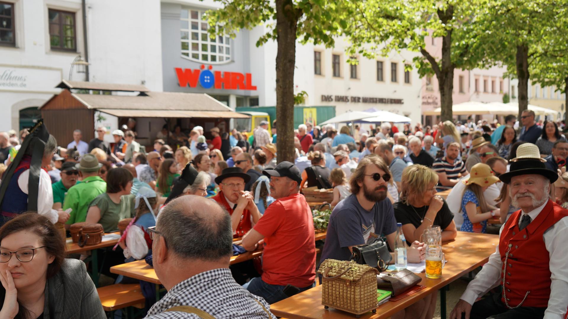 So war das Maibaumaufstellen in Weiden. (Bild: mcl)