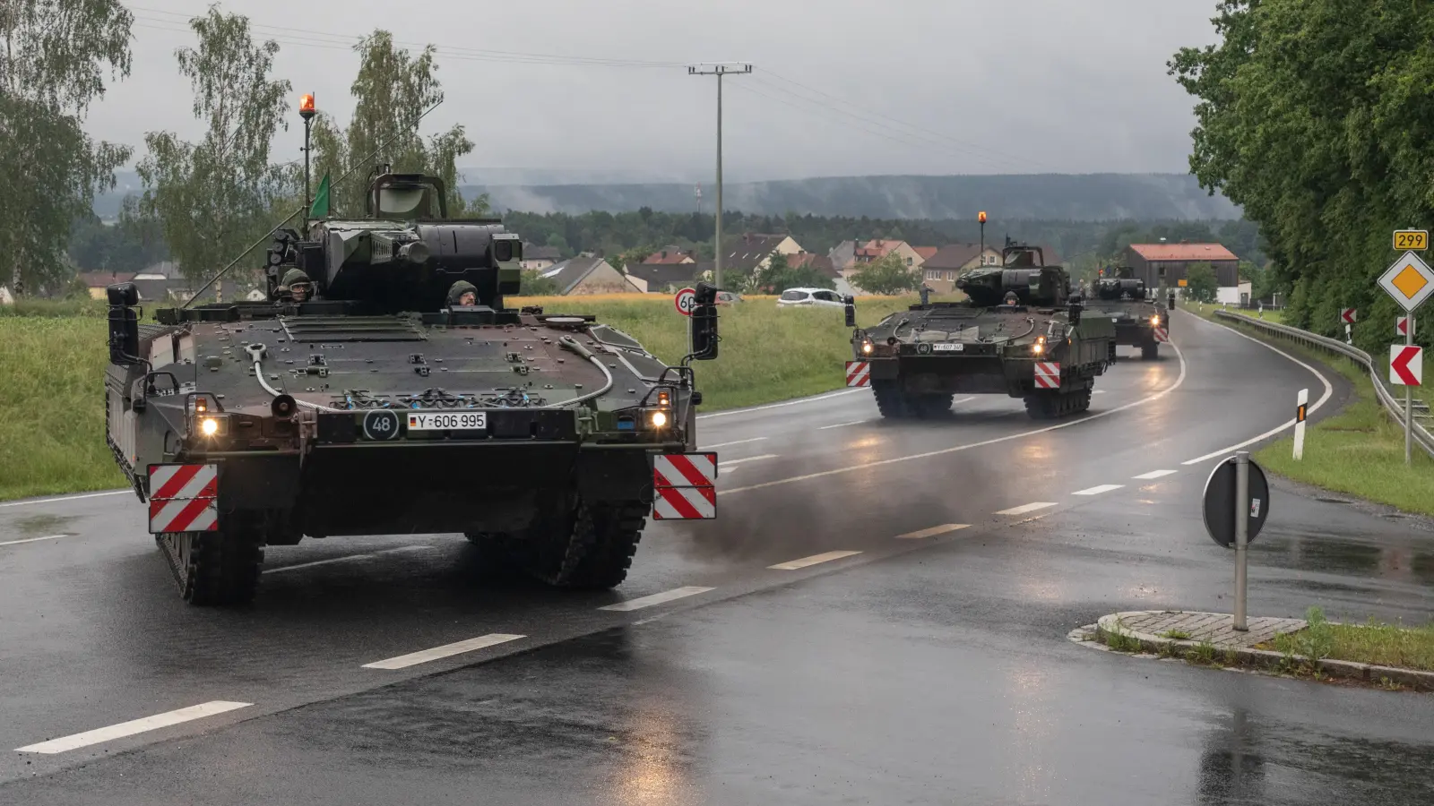 Kolonnen der Bundeswehr können vom 26. Februar bis 25. März im südlichen Landkreis auf der A 6, der B 85 und der Staatsstraße 2165 für Behinderungen sorgen. (Symbolbild: hbe)