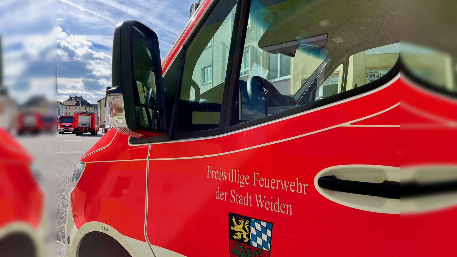 Ein Fahrzeug der Weidener Feuerwehr steht nach dem Brand in einem Wohnhaus in der Galgenbergstraße am Einsatzort.  (Bild: Gabi Schönberger)