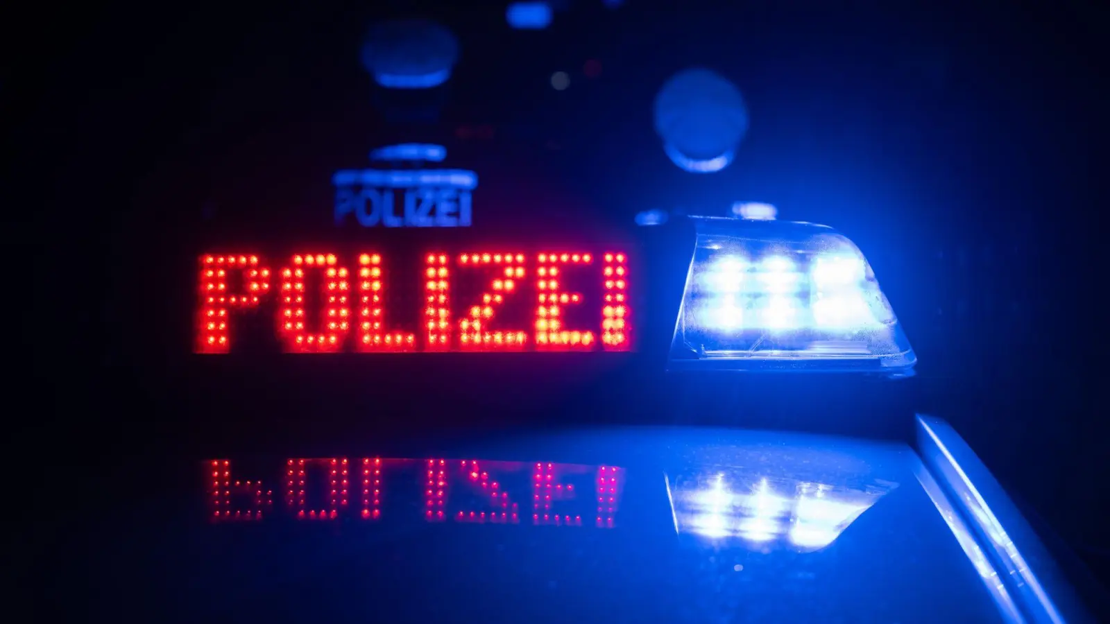 Die Polizei erwischte bei einer Geschwindigkeitsmessung in Weiden eine Frau ohne Fahrerlaubnis. Nun ermittelt die Polizei. (Symbolbild: Marijan Murat/dpa)