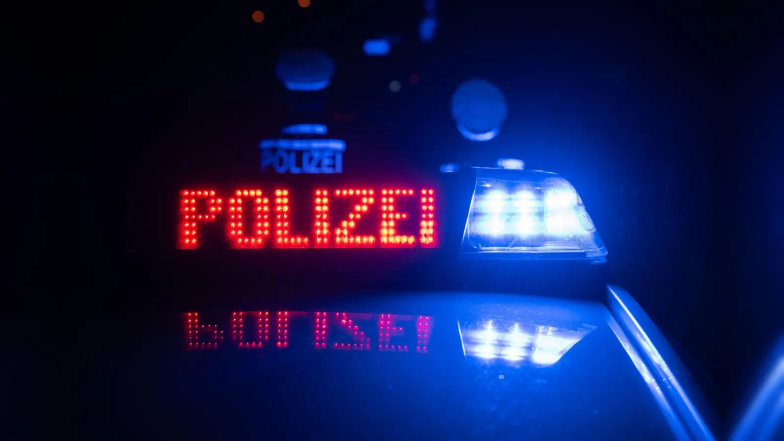 Ein Pkw-Brand führte am späten Dienstagabend zu einem Polizeieinsatz auf der Autobahn bei Ursensollen. (Symbolbild: Marijan Murat/dpa)