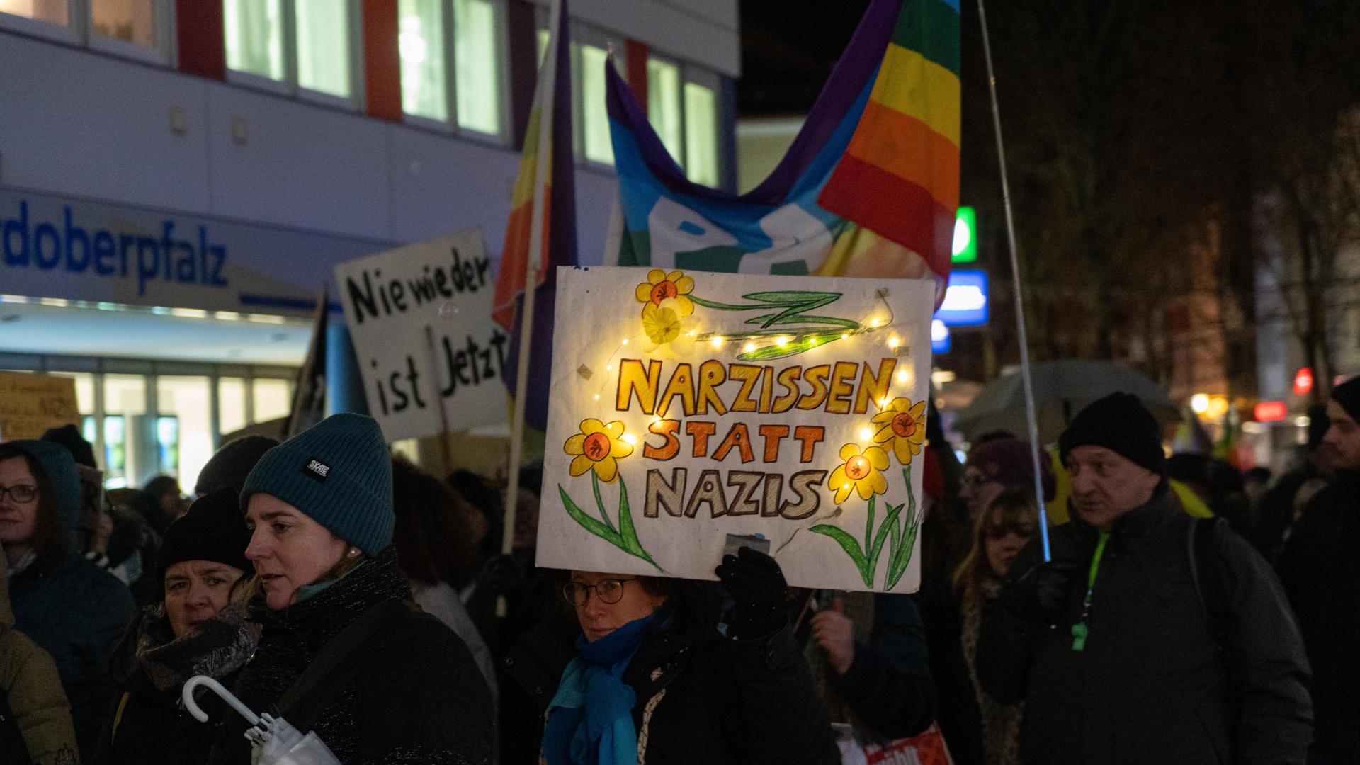 Bei der Demo gegen Rechts haben sich tausende Menschen zu einem Protestmarsch durch Weiden versammelt. (Bild: knz)