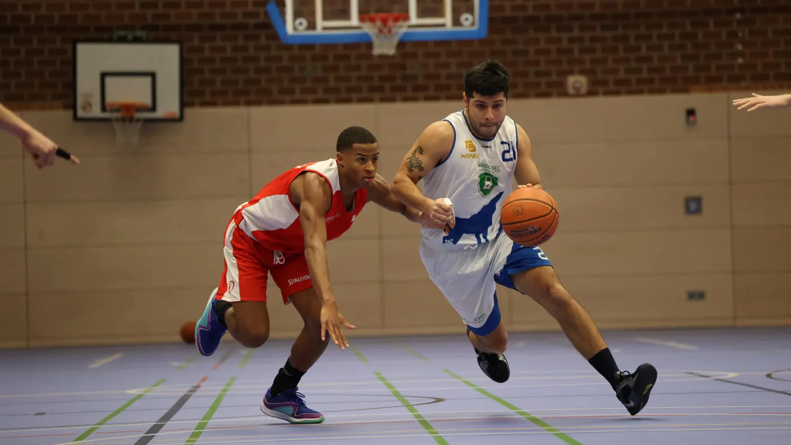 Benjamin Pradenas (rechts) und die Weiden-SEC Baskets fertigten den TSV Grombühl ab. (Archivbild: Dieter Jäschke)