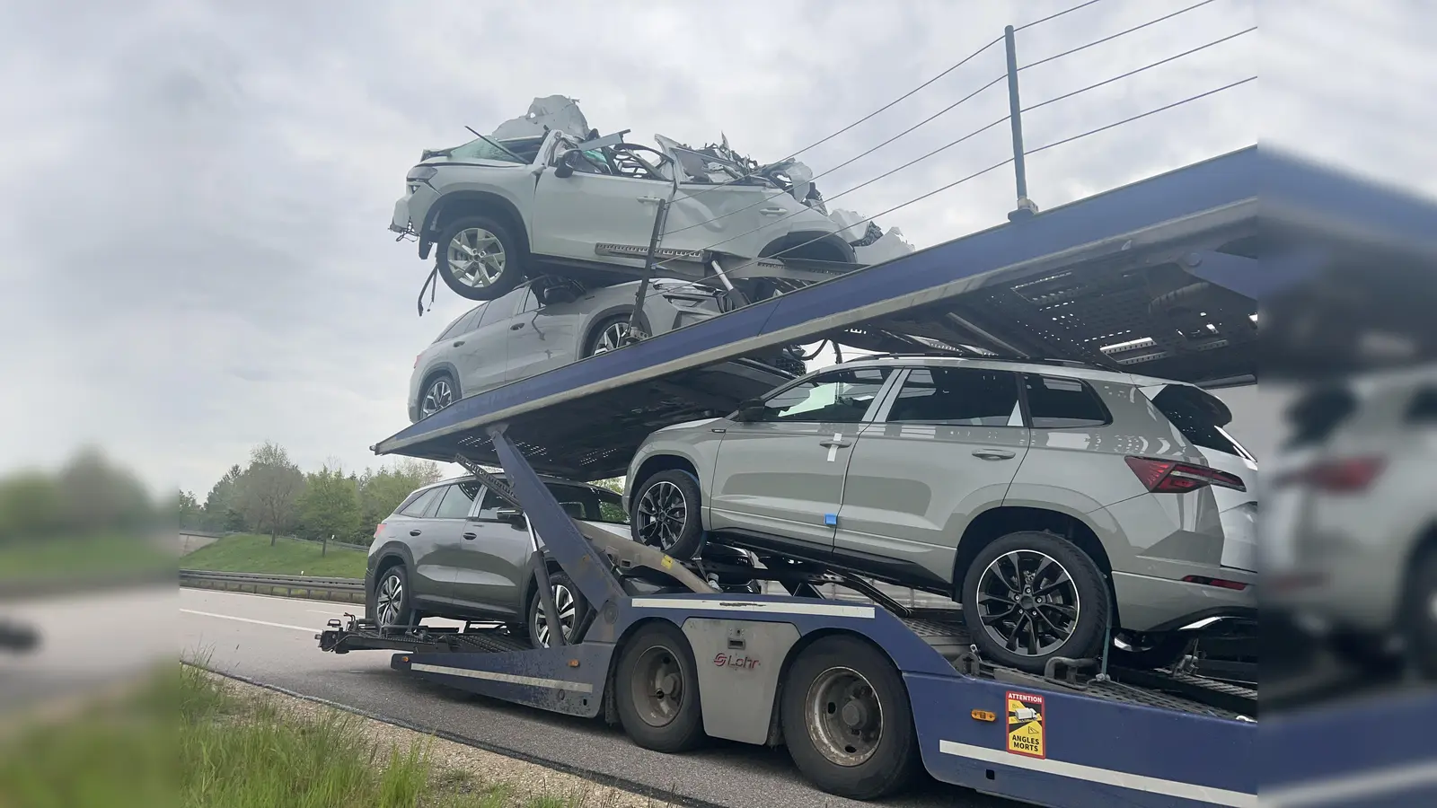 Der mit Neuwagen versehene Transporter verursacht am Donnerstag morgen einen Unfall. (Bild: Verkehrspolizeiinspektion Weiden)