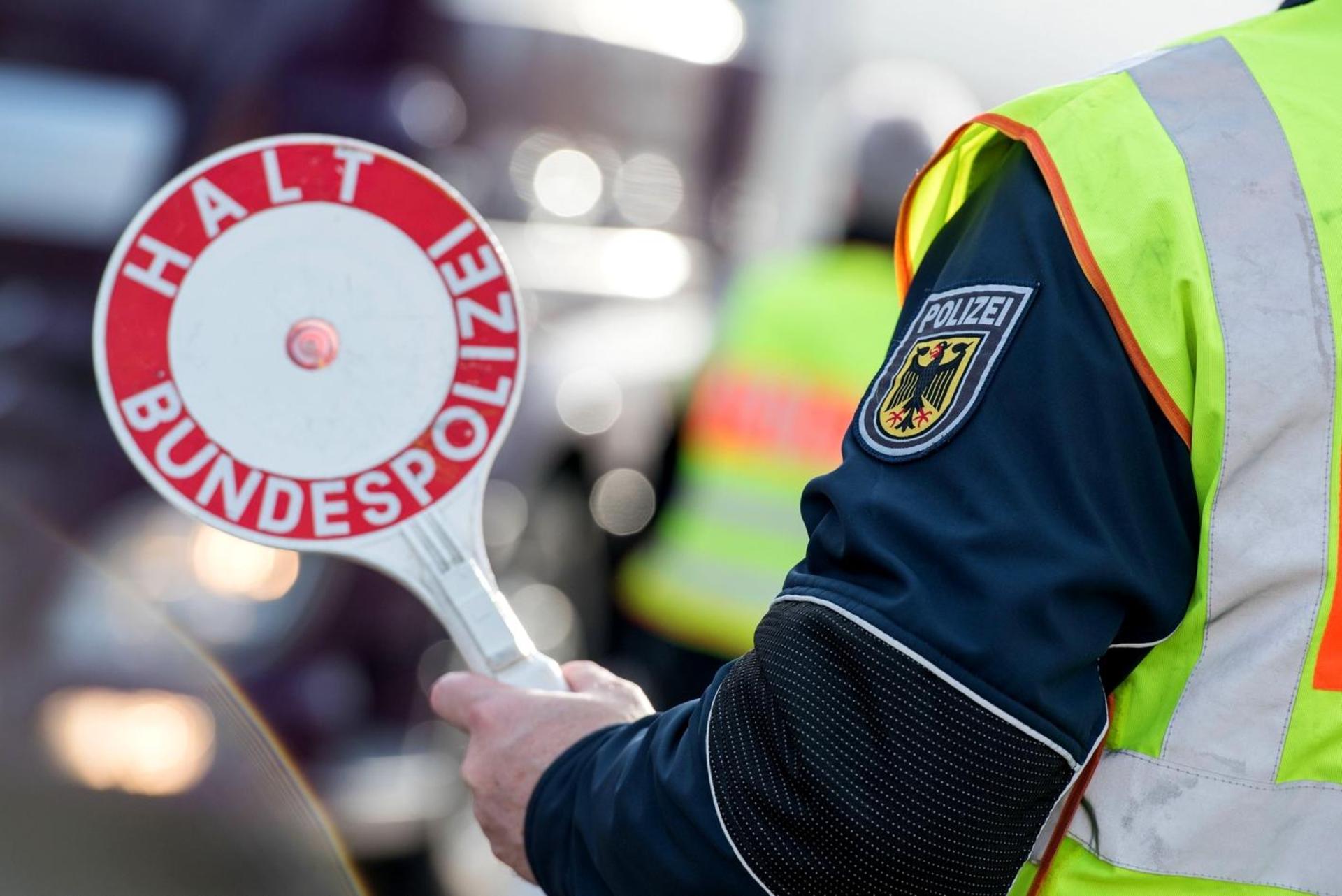 Die Bundespolizei Waidhaus hat am Wochenende drei Männer festgenommen, die per Haftbefehl gesucht wurden. (Symbolbild: Bundespolizei)