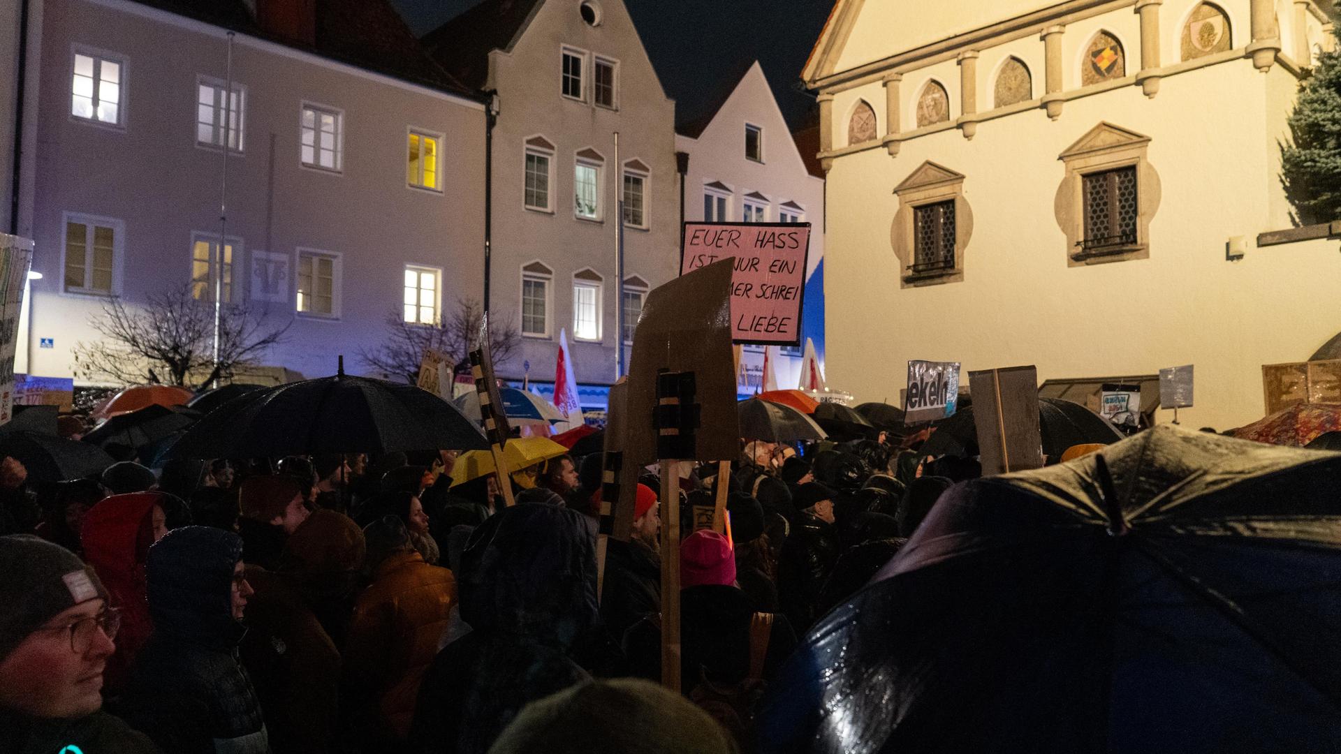 Bei der Demo gegen Rechts haben sich tausende Menschen zu einem Protestmarsch durch Weiden versammelt. (Bild: knz)