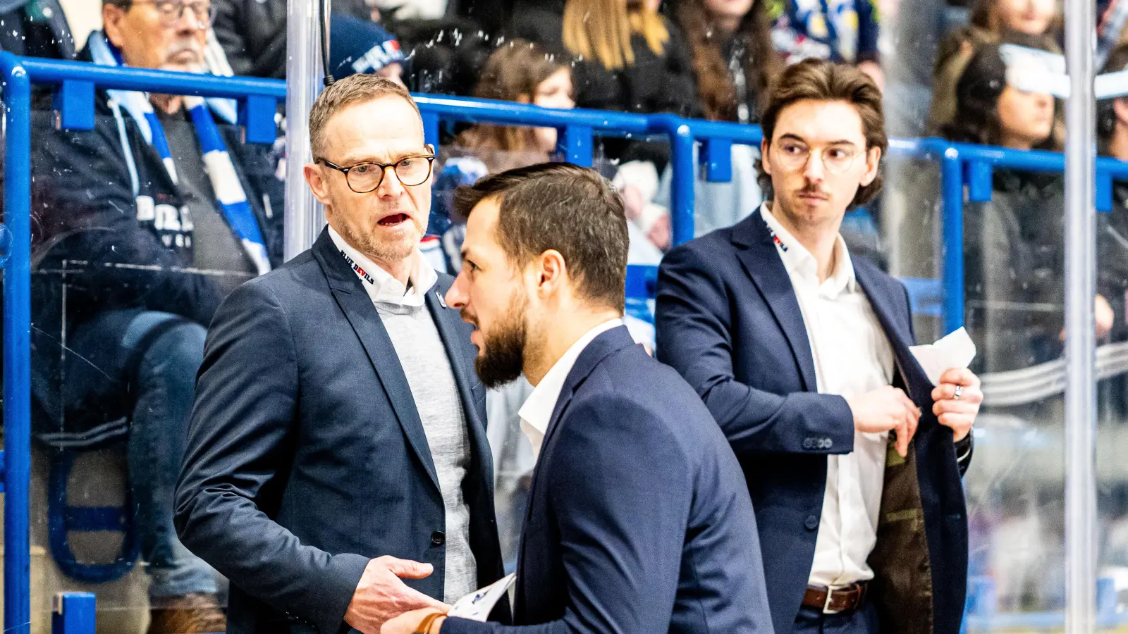 Gelungener Einstand für das Interimsduo Jürgen Rumrich (links) und Martin Mazanec (Mitte) am vergangenen Wochenende. Unter anderem darum geht es in der neuen Folge „Powerplay”.  (Bild: Elke Englmaier)