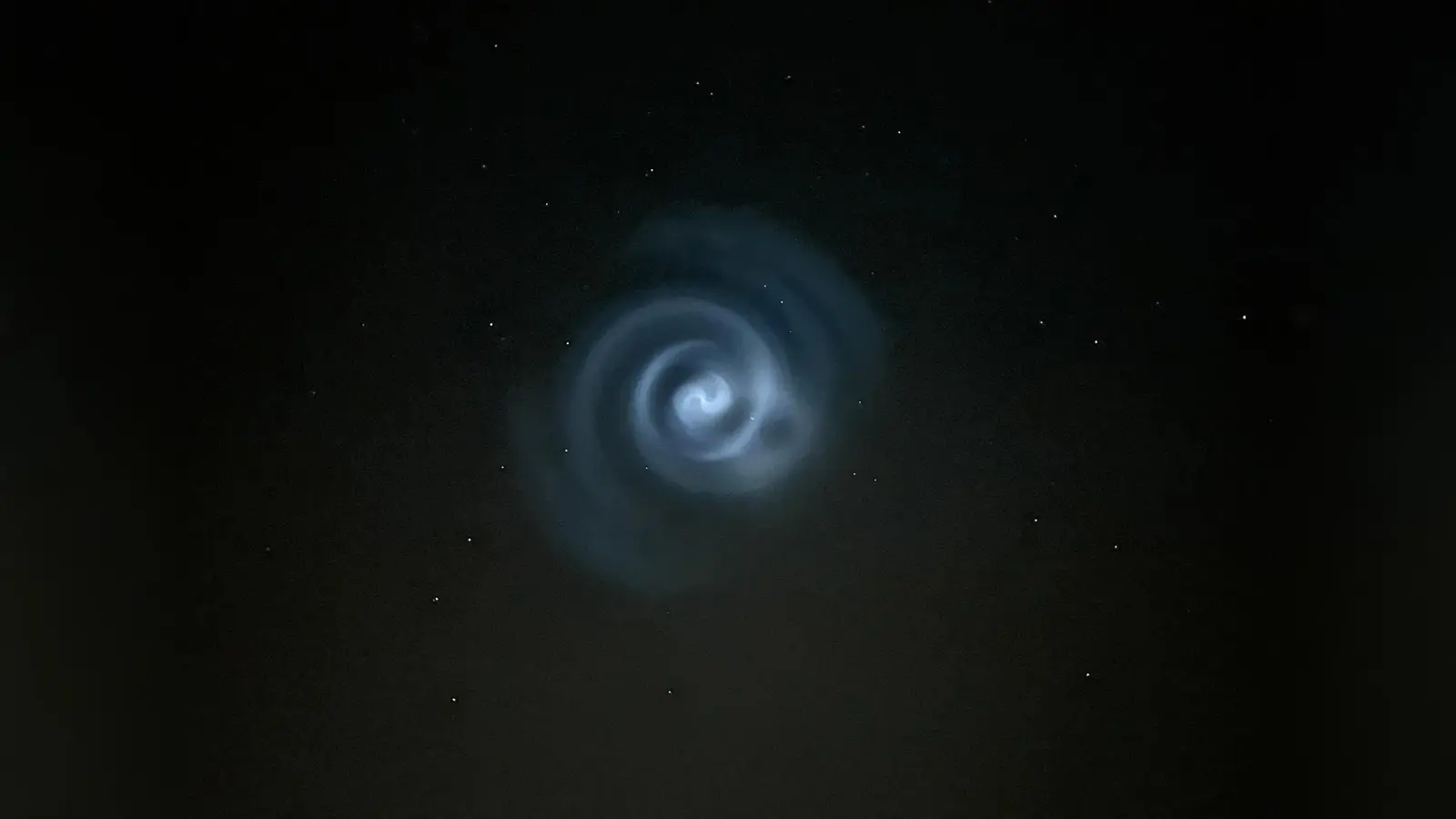 Ein mysteriöses blaues Licht erleuchtete am Montagabend den Himmel über der Oberpfalz. Aufgezeichnet wurde dieses Bild in Kohlberg. (Bild: Sebastian Bodensteiner)