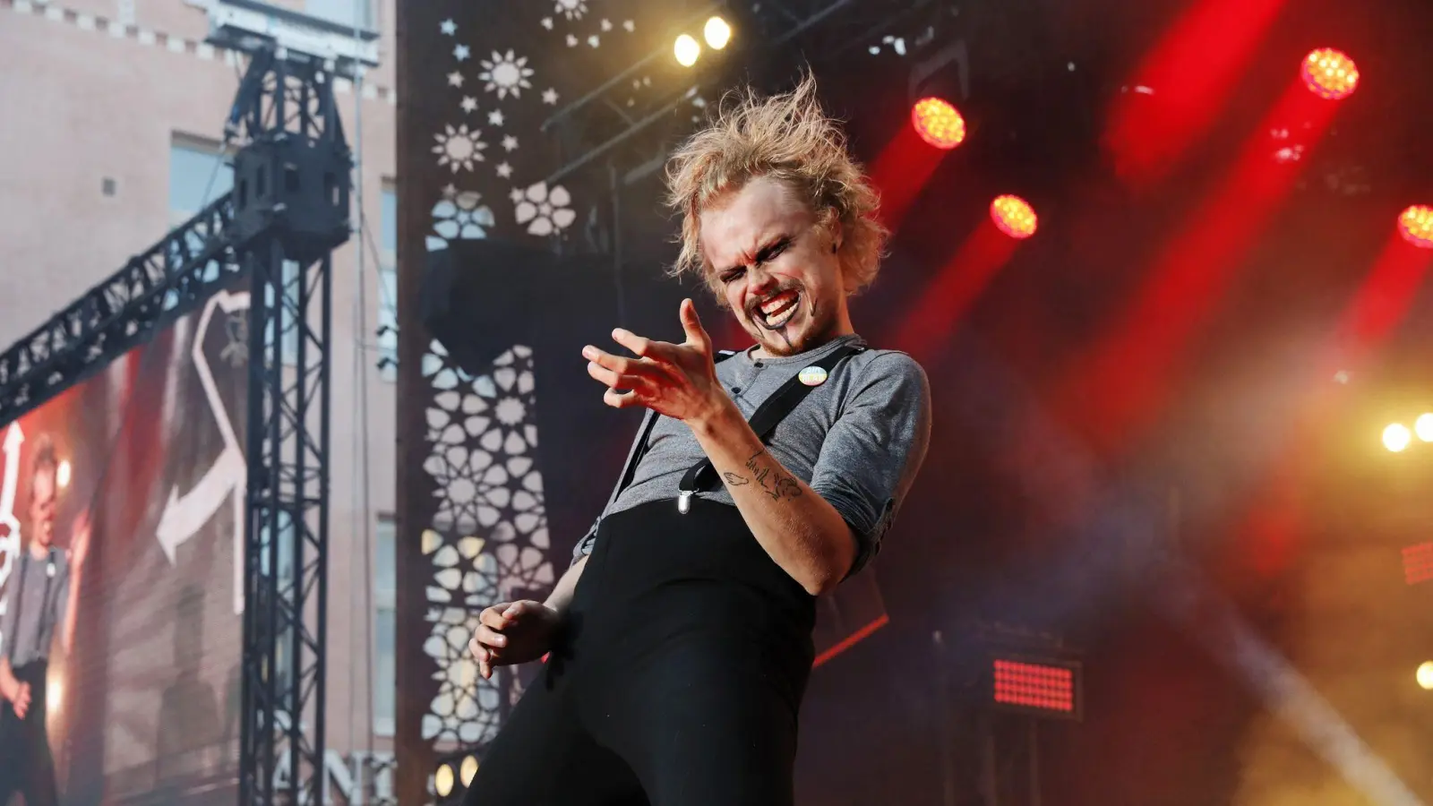 Heimsieg: Erstmals seit 25 Jahren gewinnt ein Finne die Luftgitarren-Weltmeisterschaft. (Bild: Eeva Riihelä/Lehtikuva/dpa)