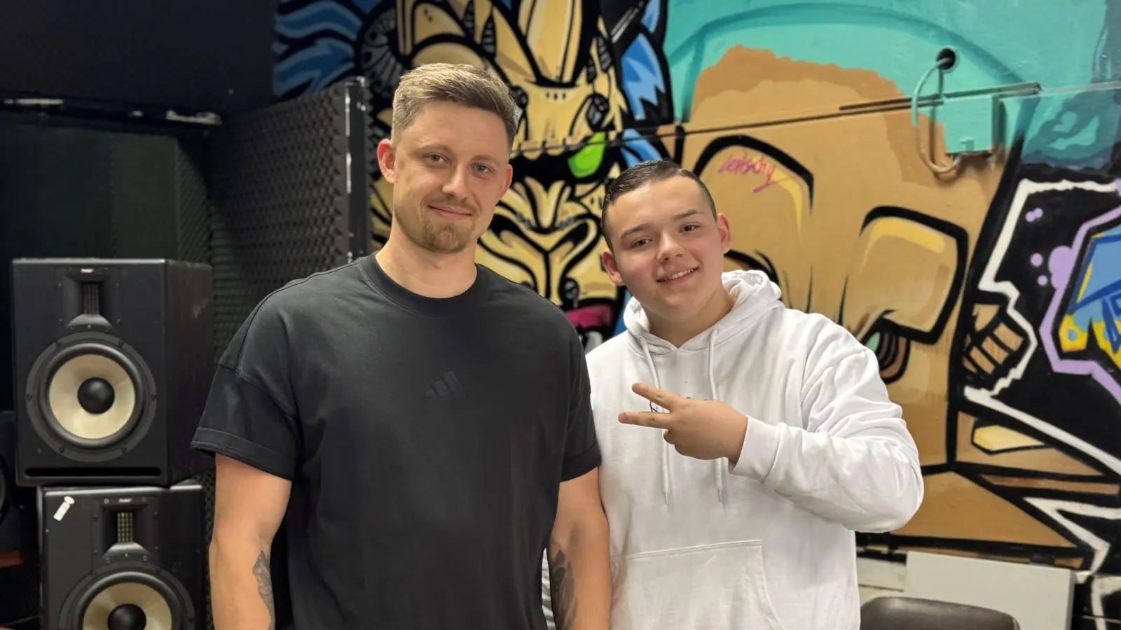 Eingespieltes Team: Sozialarbeiter Benjamin (links) zusammen mit Sänger Adam im Tonstudio des Weidener Juz. (Bild: Dominik Mark)