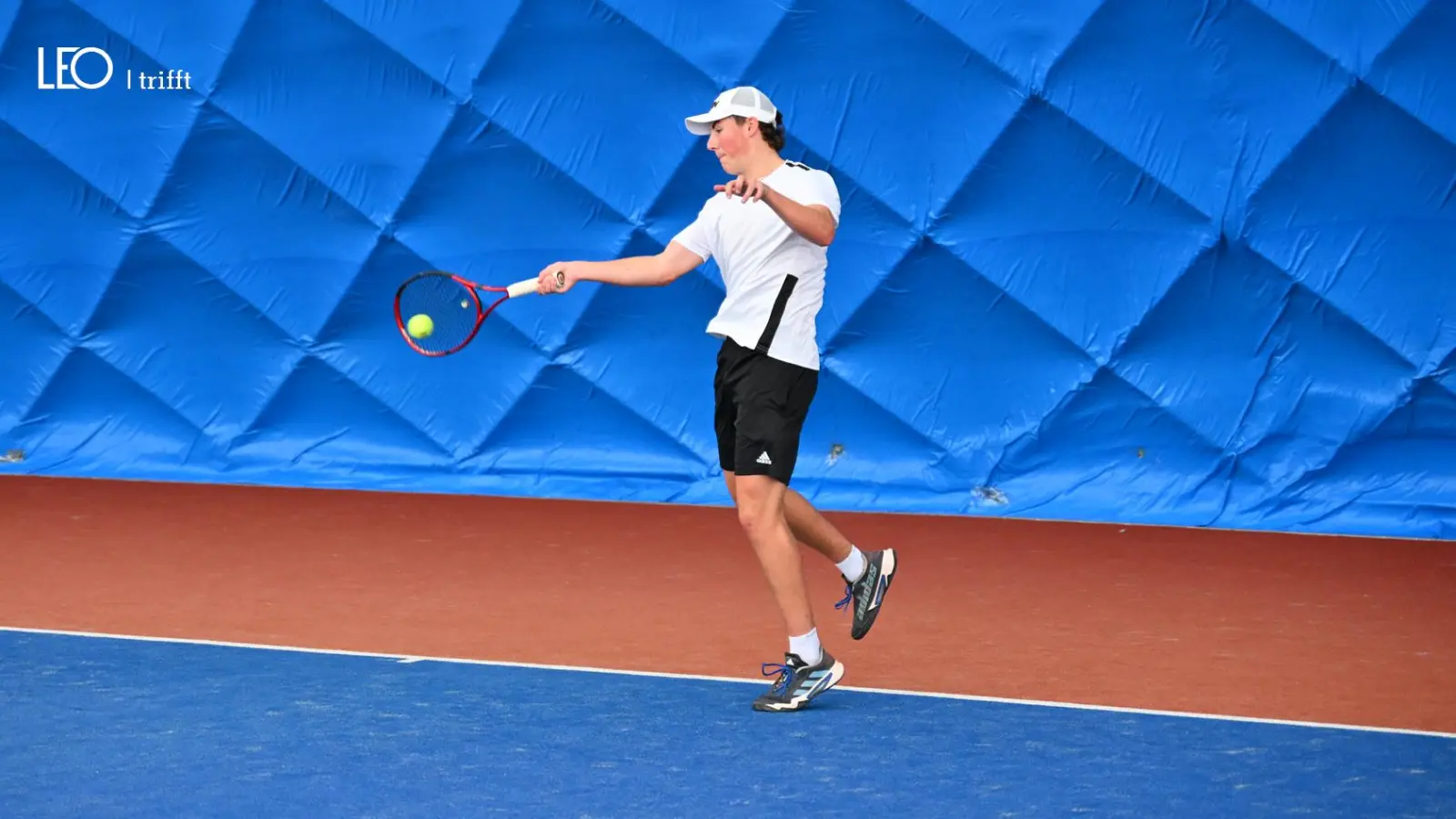 Basti Böhm beim Tennis – einer der vier Racketlon-Disziplinen. (Bild: ravsport.racketlon)