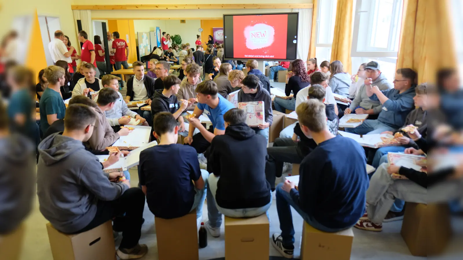Der „Zukunfts-Workshop” des NEW Real Talk stieß in Schlammersdorf auf ein großes Echo. Über 40 junge Leute füllten einige Veranstaltungsräume des Bürgerhauses.  (Bild: do)