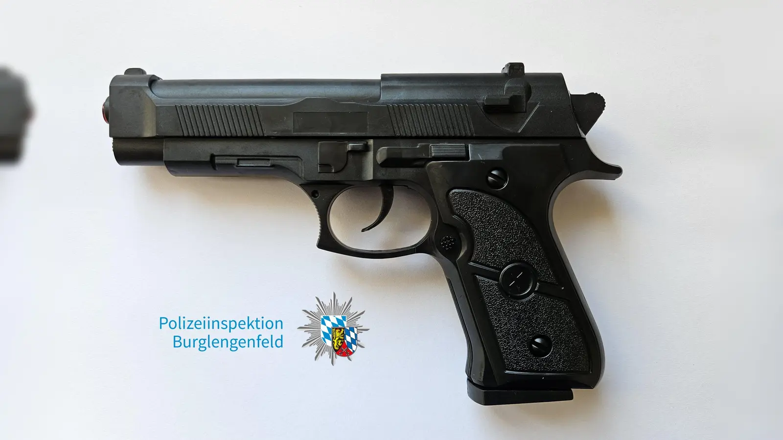 Täuschend echt: Diese Softair-Pistole führte der 17-Jährige mit sich.  (Bild: Polizeiinspektion Burglengenfeld)