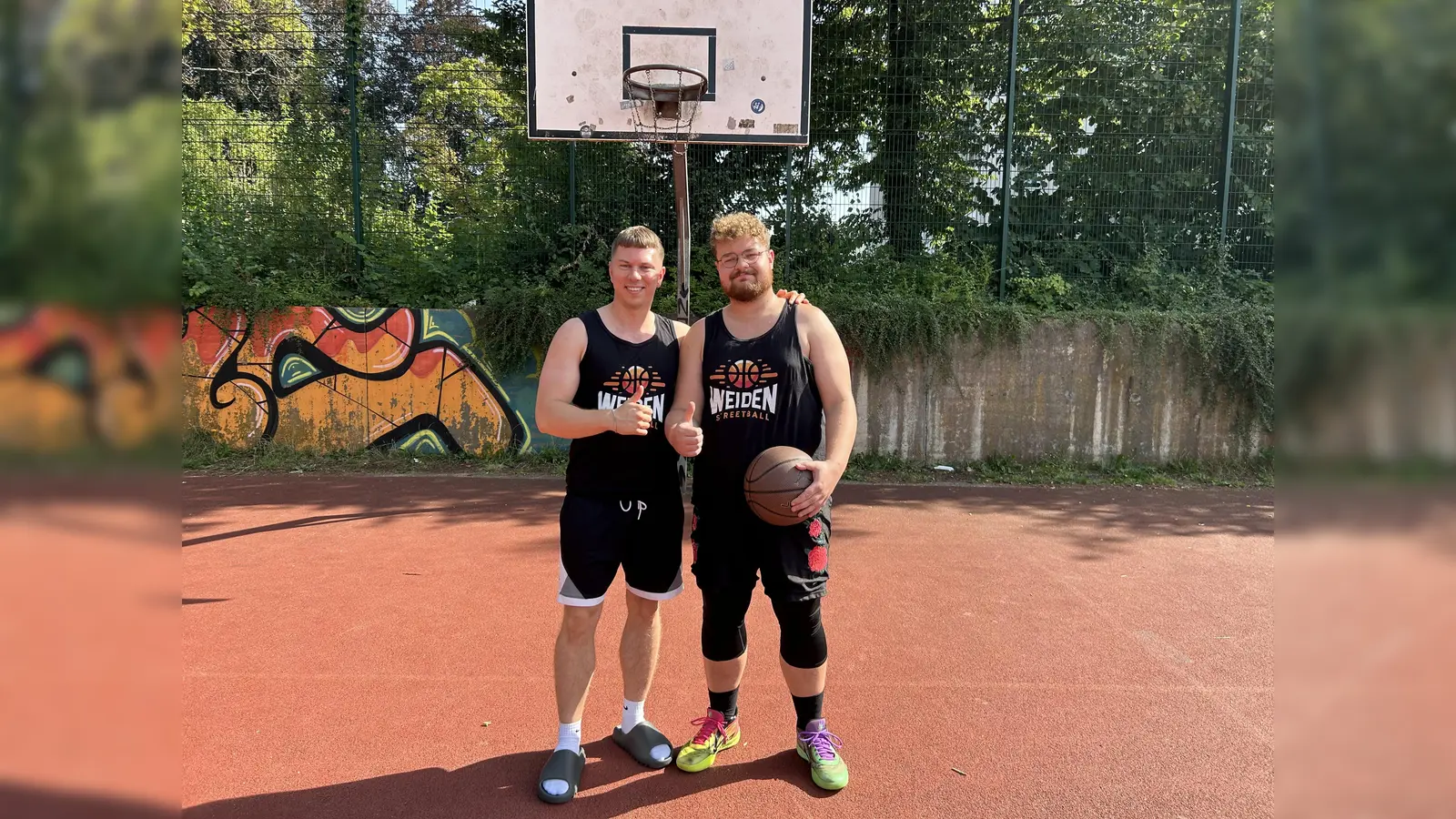 Tobi (links) und Manuel (rechts) sind Mitglieder der Streetball-Community „Weiden Streetball”.  (Bild: pjol)
