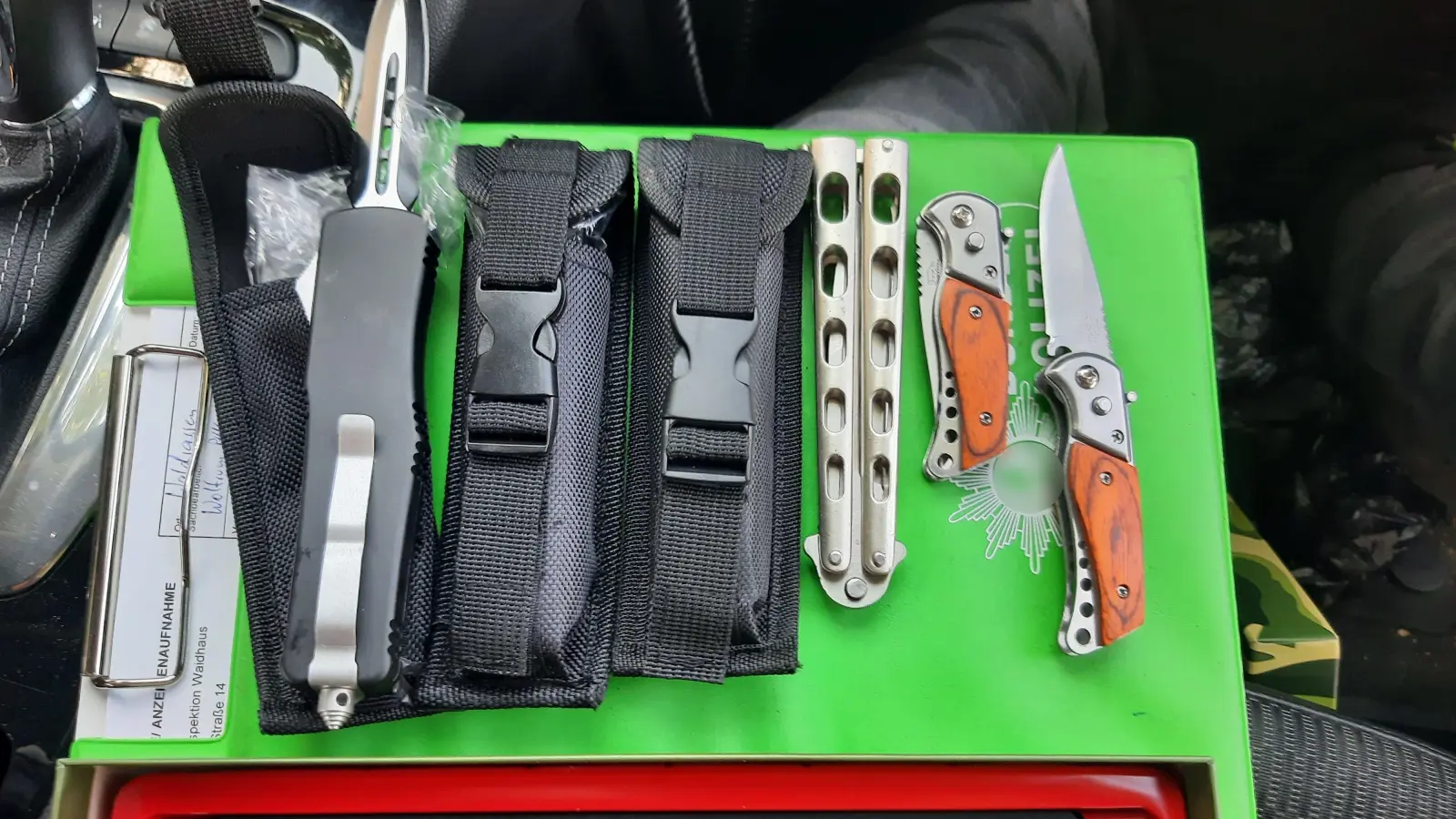 Messer, Schlagstock, Elektroschocker: Die Bundespolizei Waidhaus stellt häufig verschiedenste verbotene Waffen sicher.  (Bild: Bundespolizei Waidhaus/exb)