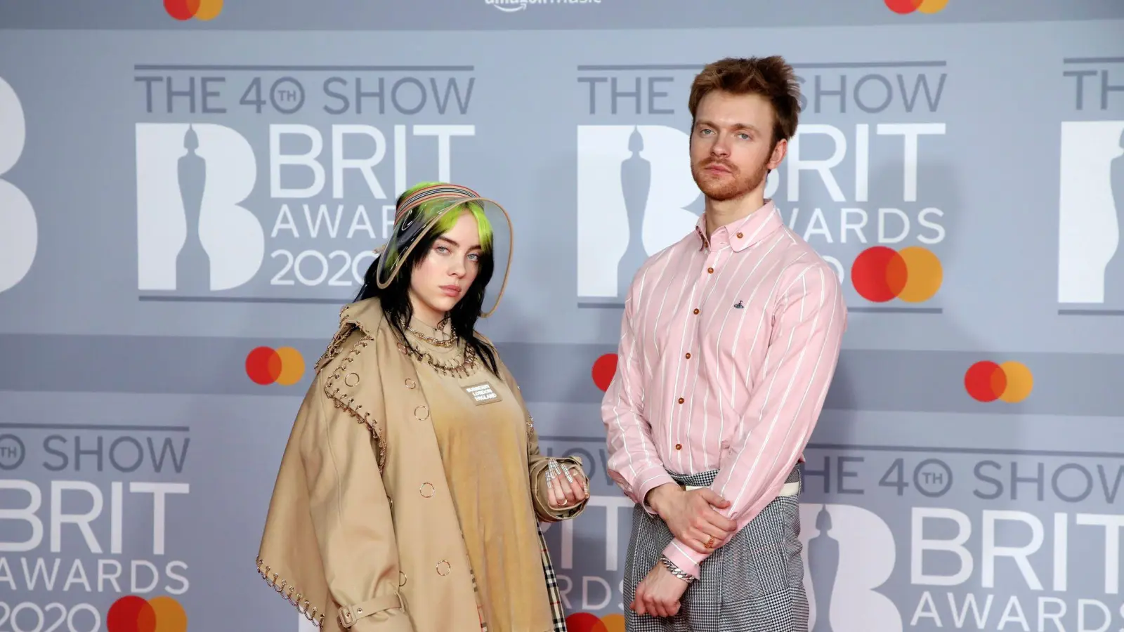 Der Bruder von Popstar Billie Eilish (links), der Musiker Finneas O'Connell, hat sich verlobt. (Archivbild: Vianney Le Caer/Invision/AP/dpa)