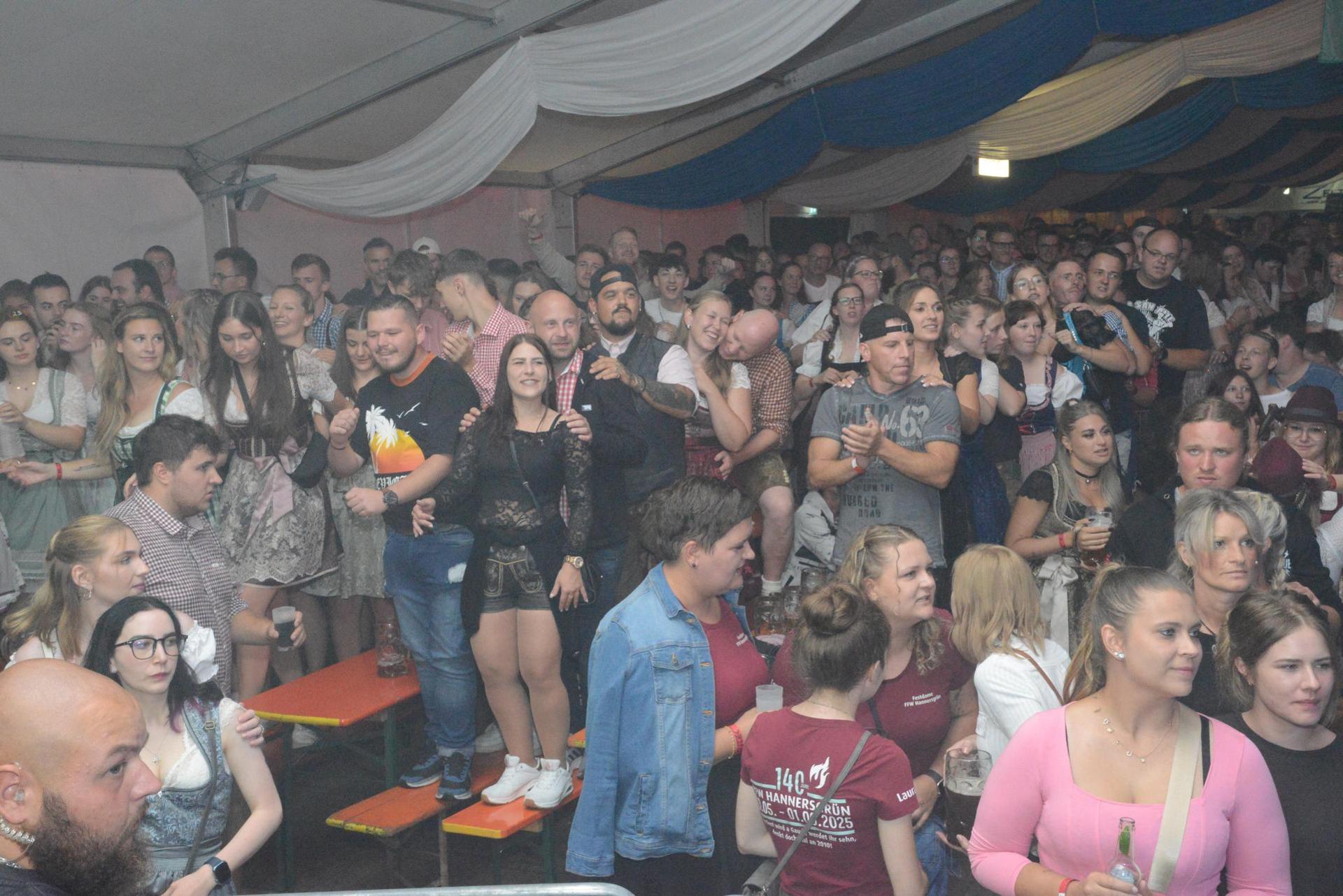 Wenn die Bands loslegen, gibt es im Publikum kein Halten mehr. Die Gäste der „Flosser Kirwa” lassen es gehörig krachen. (Bild: bey)