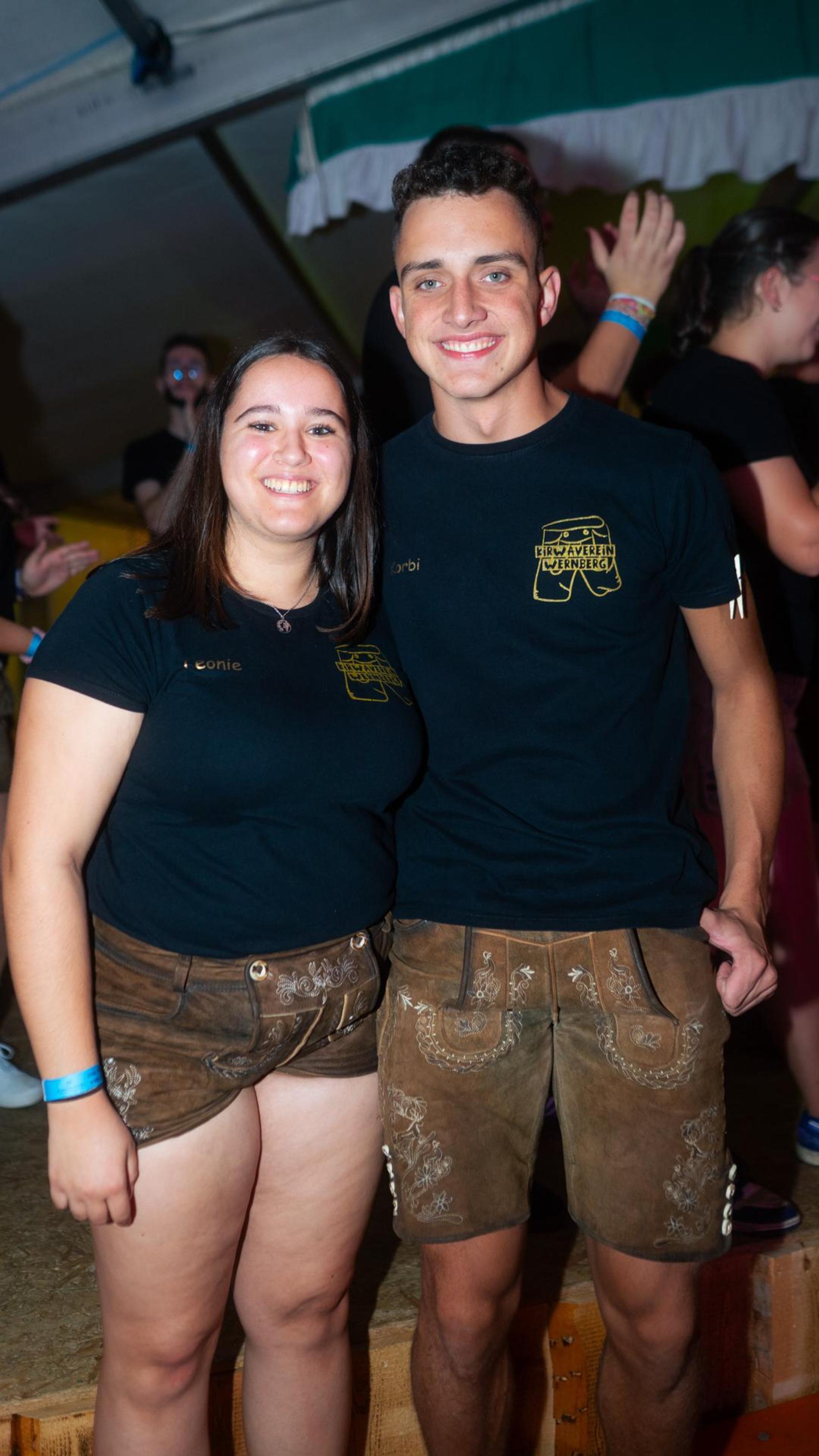 Die Quertreiber rocken am Samstagabend das Festzelt bei der Kirwa in Wernberg.  (Bild: Hannes Stock)