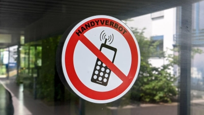 Nach einer aktuellen Befragung sprechen sich 66 Prozent der Menschen in Deutschland dafür aus, dass Handys an Schulen definitiv oder eher verboten werden sollten. (Bild: Jens Kalaene/dpa)