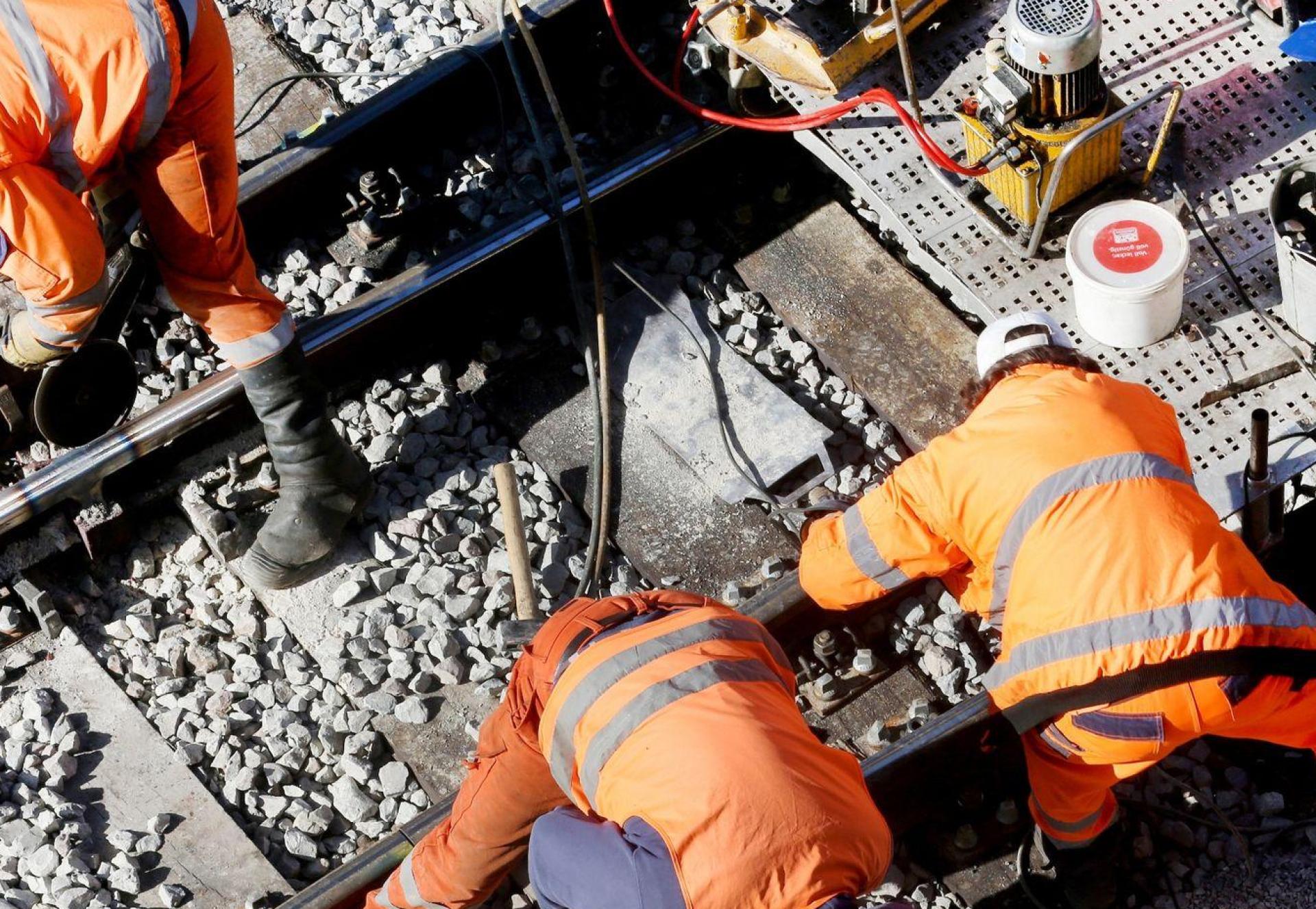 Ein Bautrupp der Bahn repariert auf einer Strecke das Gleisbett. (Symbolbild: Roland Weihrauch/dpa)