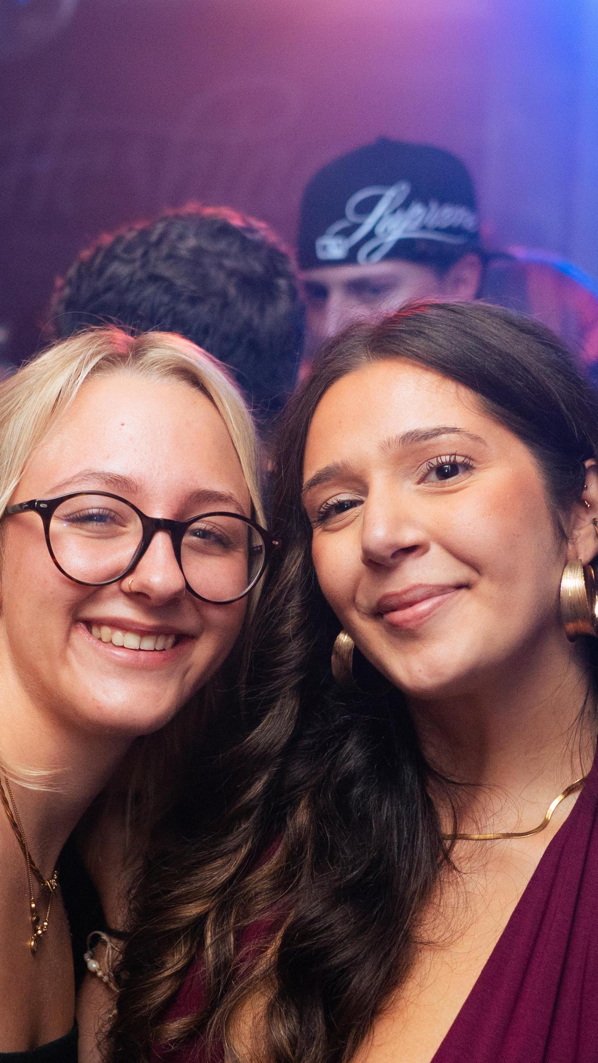 Gemeinsam durch die Partynacht. (Bild: Hannes Stock)