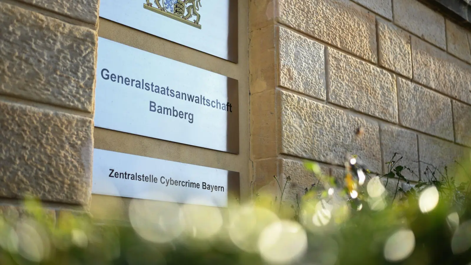 Das Cybercrime-Kommissariat der Kripo Weiden und die Zentralstelle Cybercrime Bayern in Bamberg haben ein illegales Streaming-Netzwerk zerstört. Fünf Verdächtige sind festgenommen worden, ein Mann aus dem Landkreis Tirschenreuth soll Hauptverdächtiger sein.  (Symbolbild: Nicolas Armer/dpa)