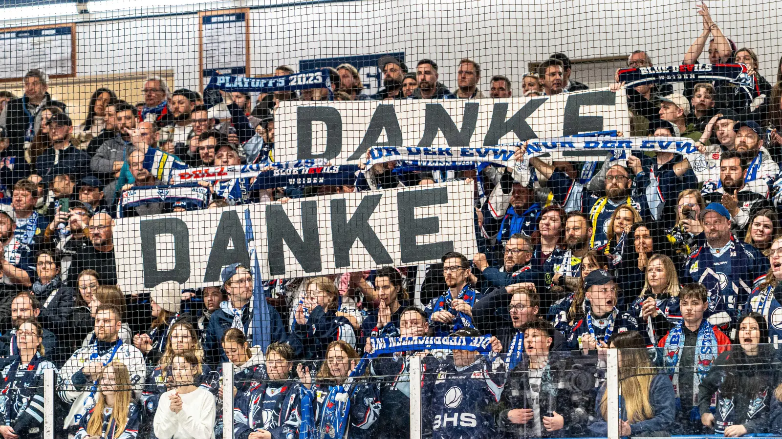 „Danke” sagen die Blue Devils Weiden am Sonntag zu Fans, Sponsoren und Gönnern. (Bild: Elke Englmaier)