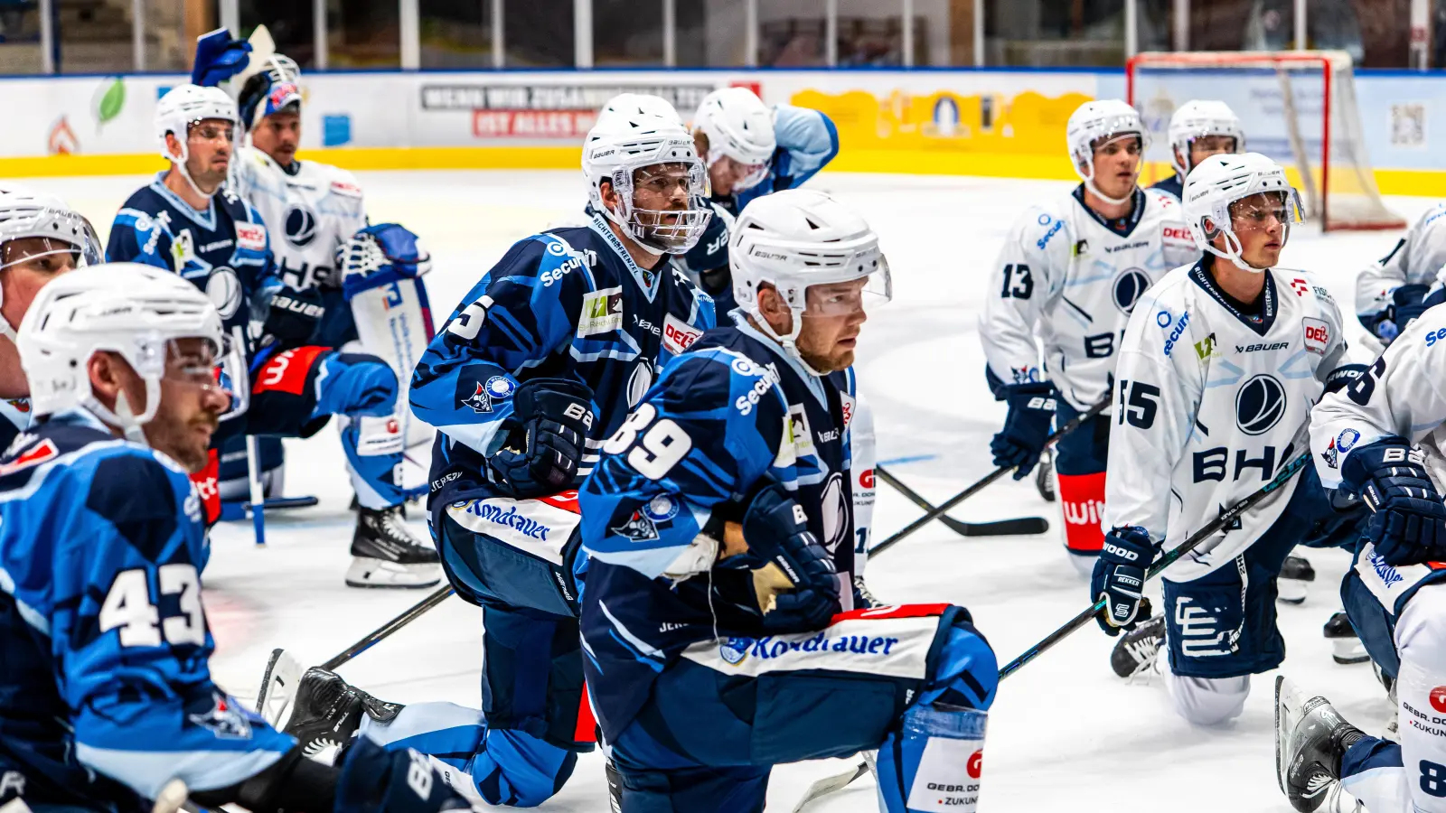 Am Samstag steht für Tyler Ward (Mitte) und die Blue Devils Weiden das erste Heim-Testspiel an.  (Bild: Elke Englmaier)