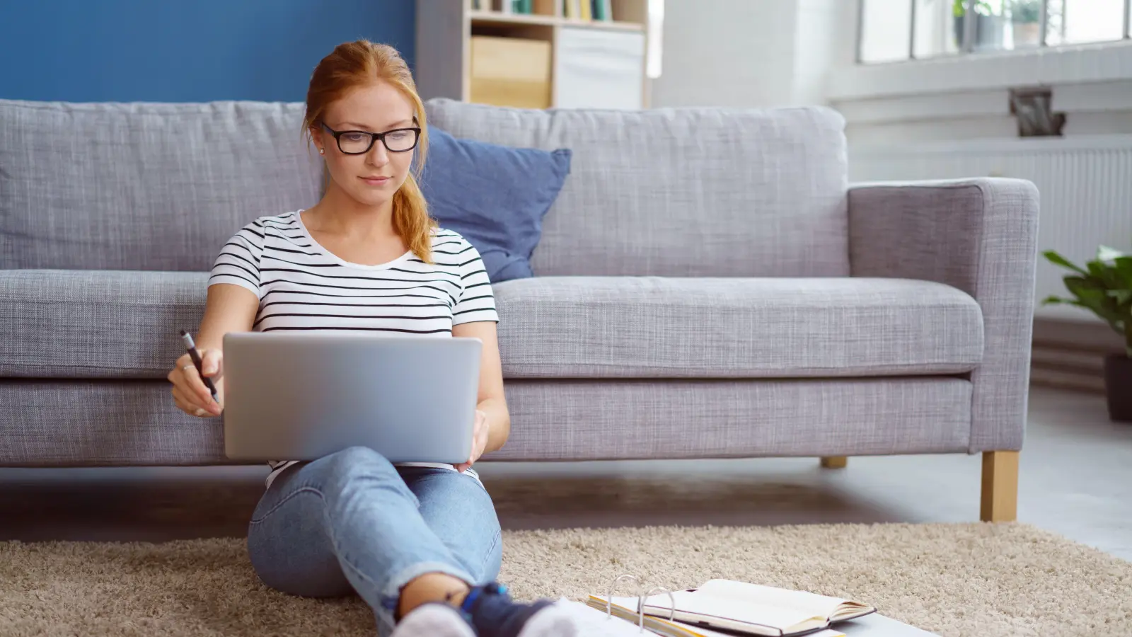 Mit dem Start von Ausbildung oder Studium beginnt auch die eigene Verantwortung für den Versicherungsschutz. (Symbolbild:  contrastwerkstatt – stock.adobe.com)