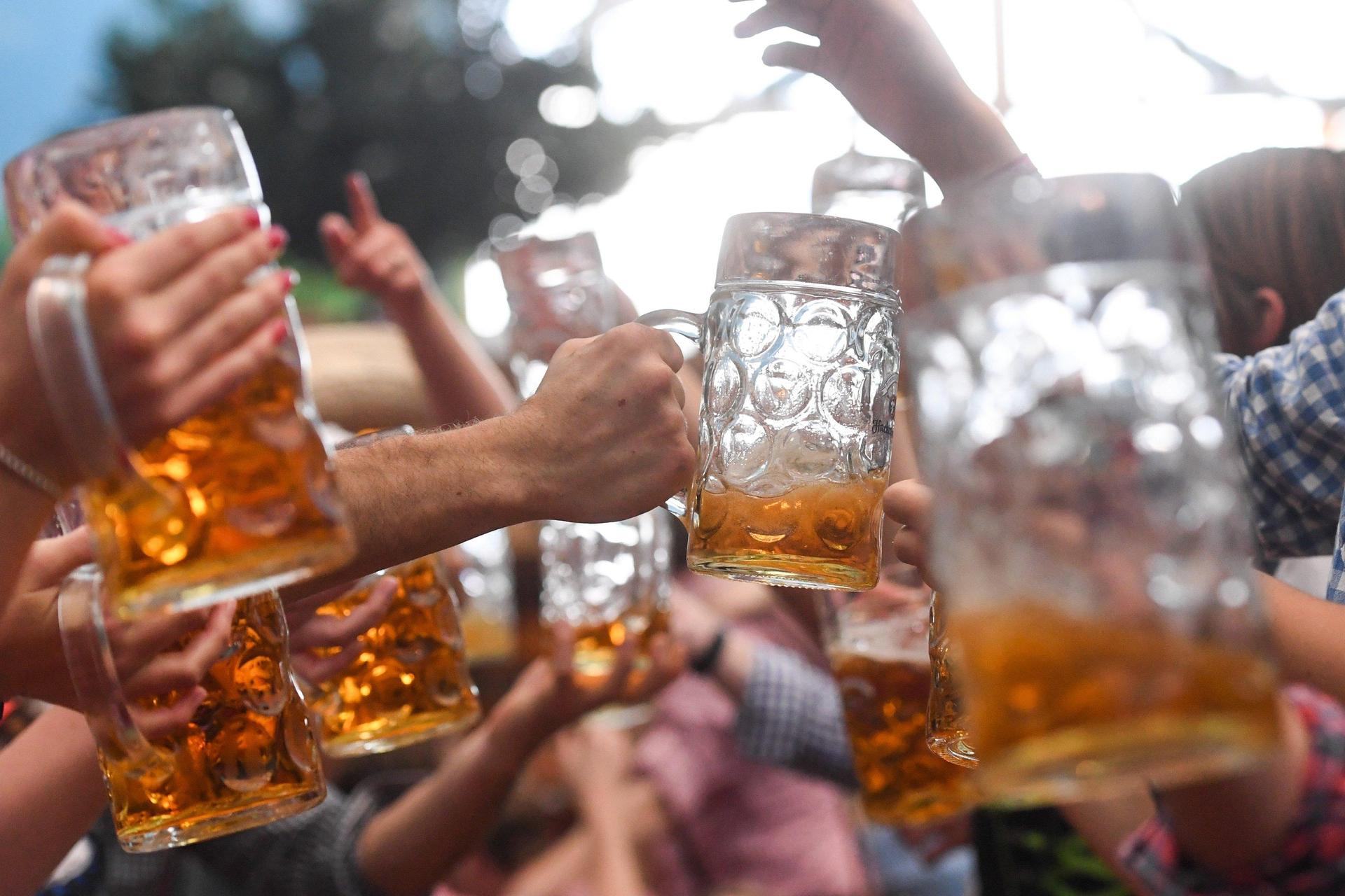 Auf dem Starkbierfest in Luhe-Wildenau kam es zu einer Schlägerei zwischen zwei stark alkoholisierten Männern. Die Polizei musste eingreifen. (Symbolbild: Tobias Hase)