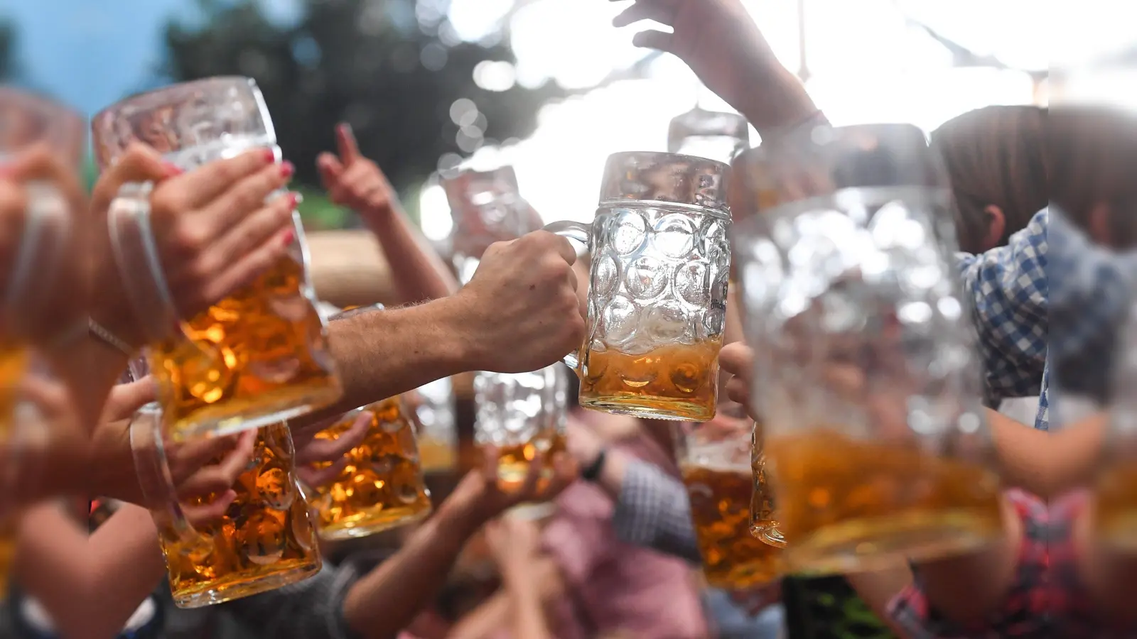 Zwar kein Starkbier, aber so ähnlich wird es auch auf den Starkbierfesten der Region aussehen.  (Symbolbild: Tobias Hase)