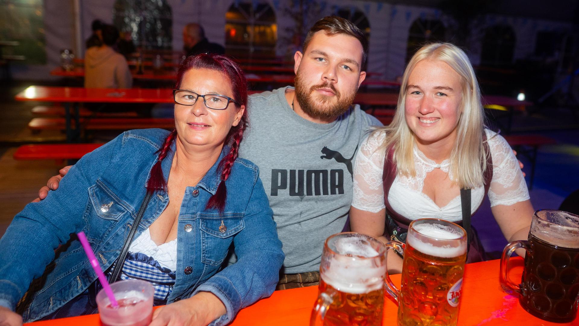 Am Samstag feierte die DJK Weiden Kirchweih am Flutkanal. Für Stimmung sorgte die Band „Dei vo Gestern”. (Bild: Hannes Stock)